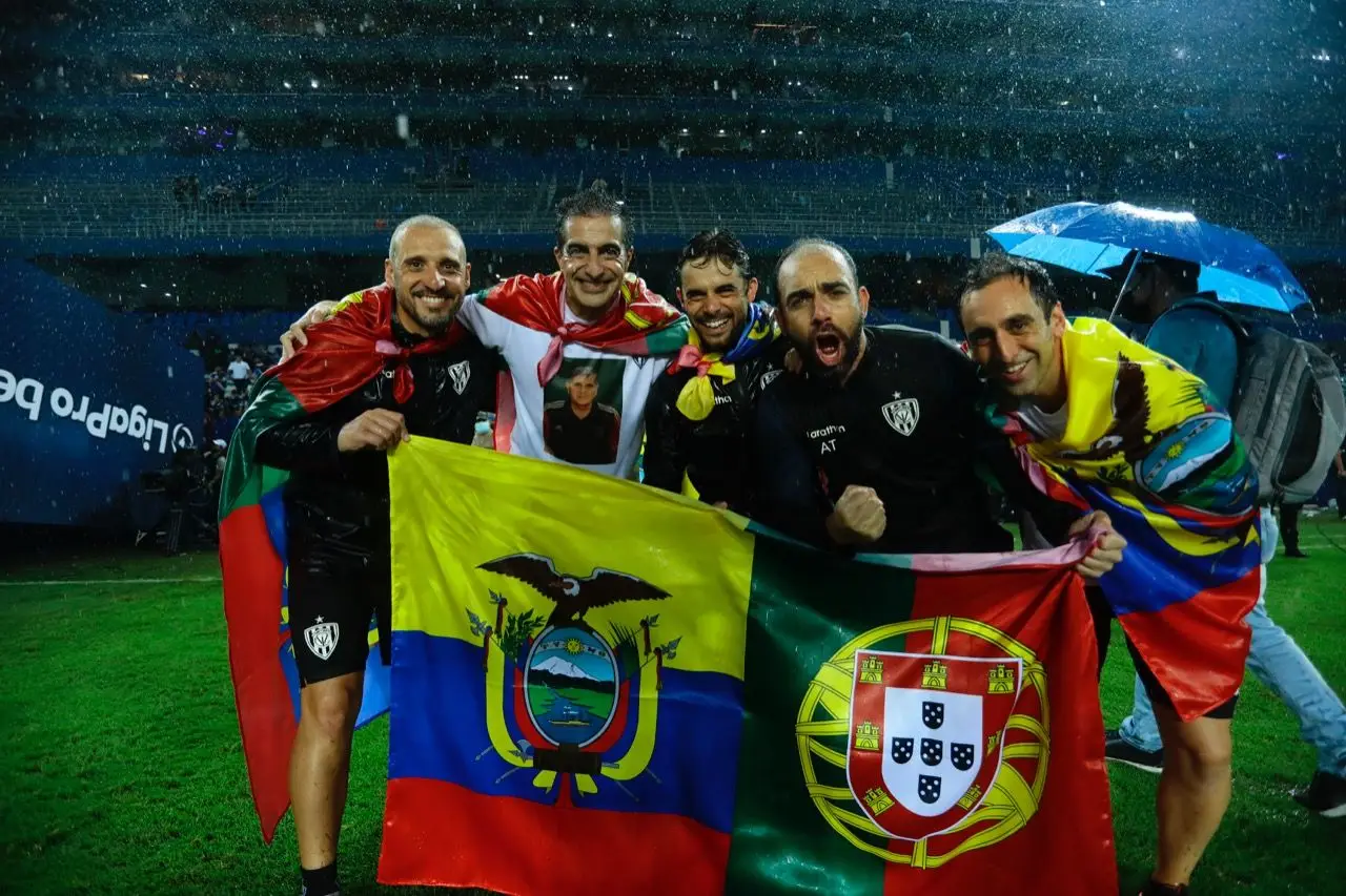 O treinador (2º à esquerda) com a sua equipa técnica no Equador