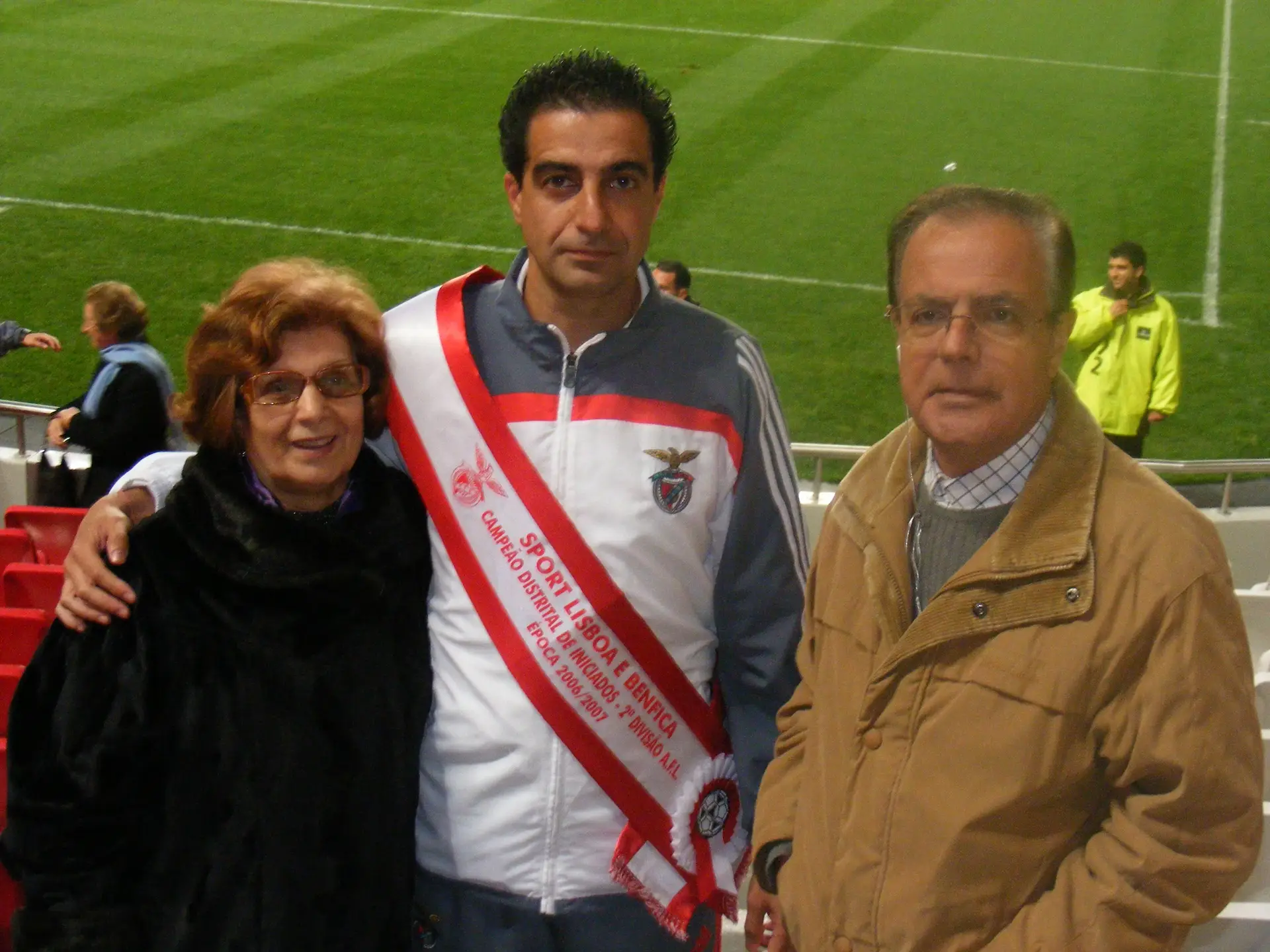 Em 2007, Renato Paiva na foto com os pais, voltou a ser campeão com os iniciados do Benfica
