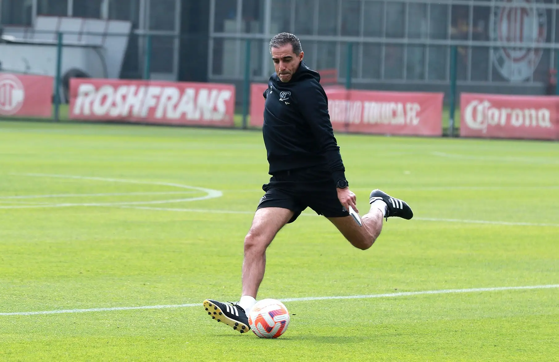 O téncico português a mostrar os seus dotes de jogador durante um treino do Toluca