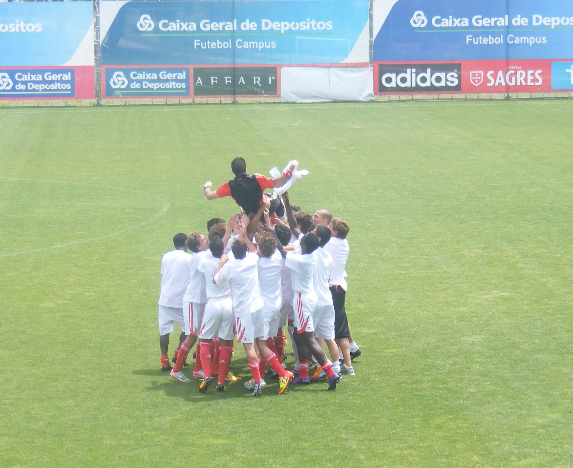 Renato Paiva a ser atirado ao ar pelos jogadores de sub-16 que liderou e com quem se tornou campeão