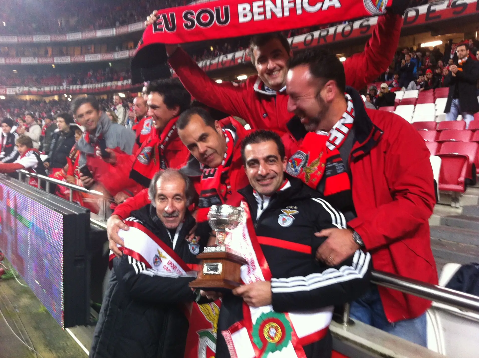 Renato Paiva (com a taça) e Chalana, a festejar o titulo dos sub-17, em 2012