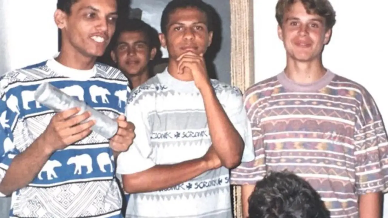 Geovanni (no centro) com amigos