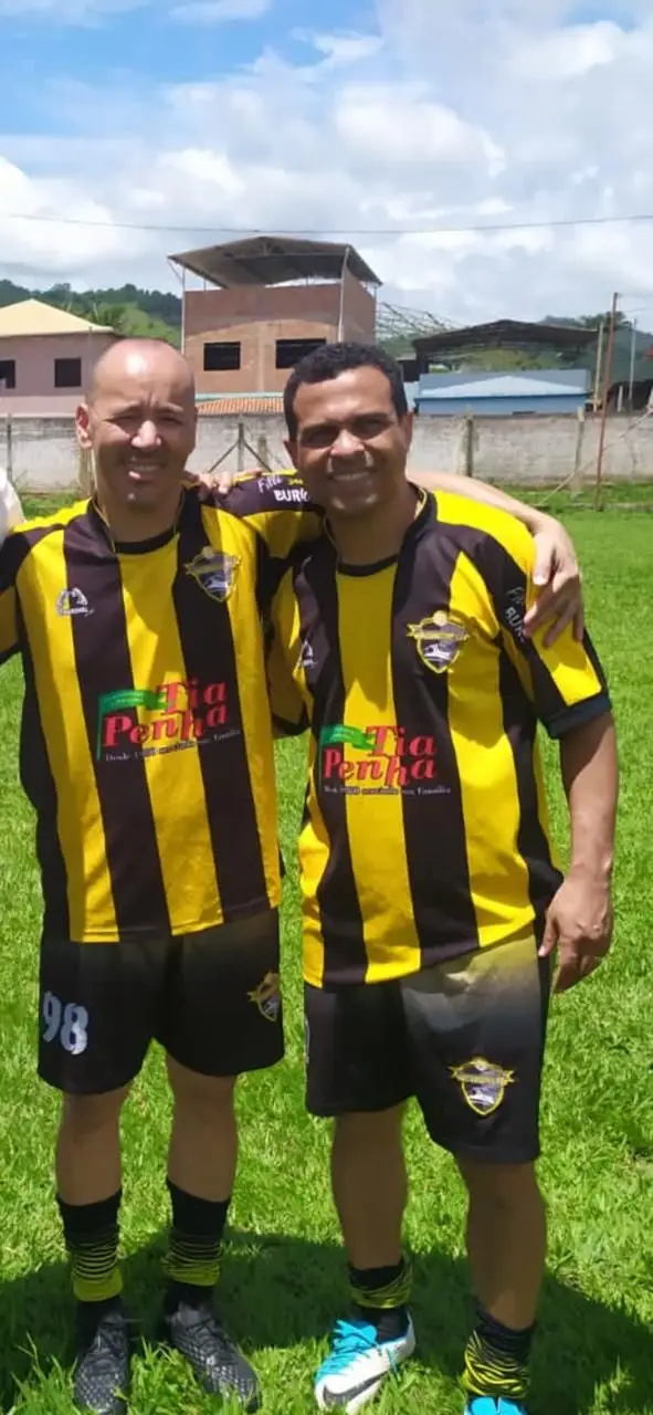Geovanni com um amigo com quem de vez em quando ainda joga futebol, em Belo Horizonte