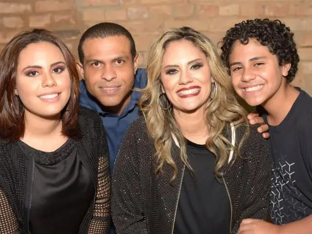 Geovanni com a mulher e os dois filhos