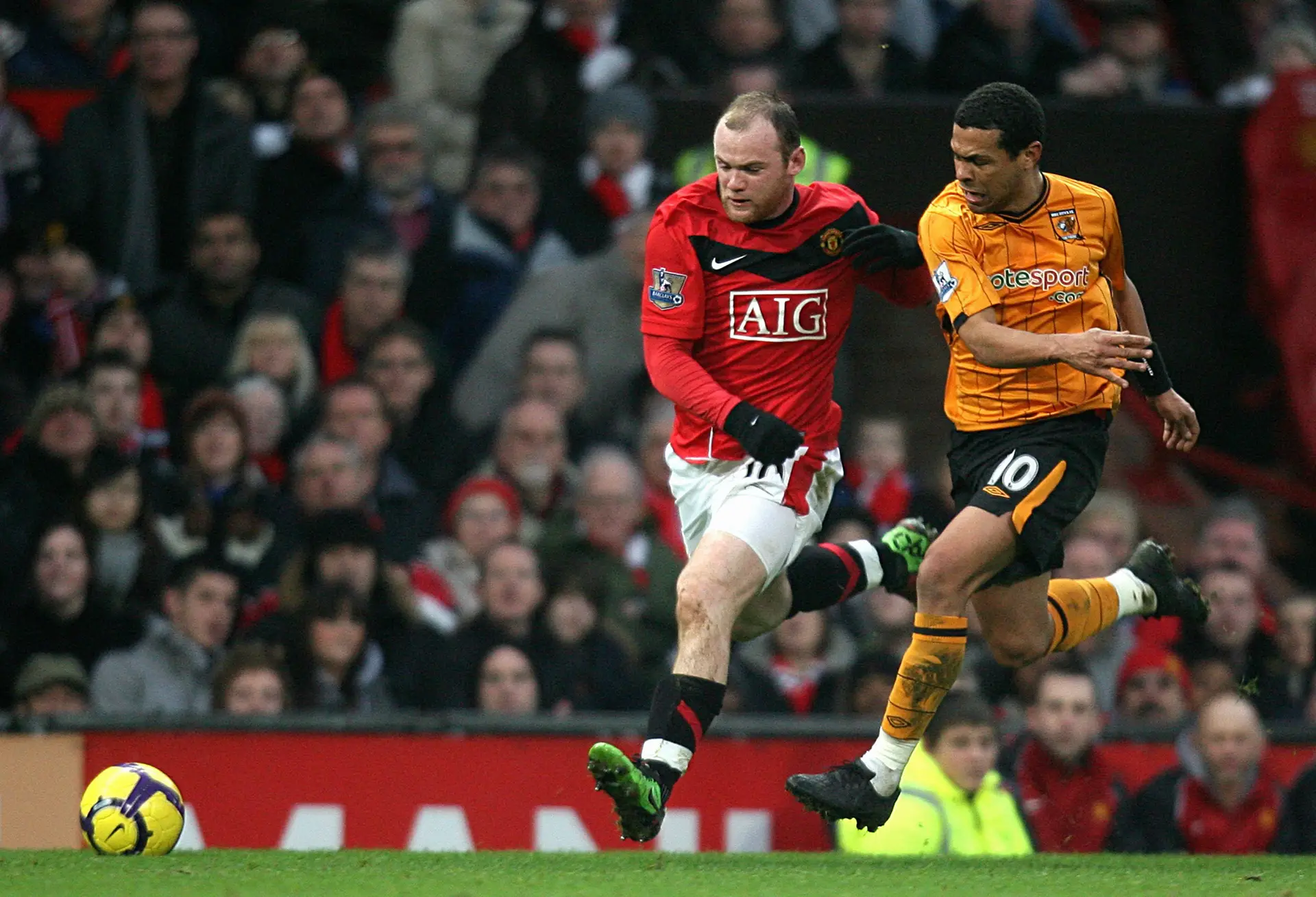 Wayne Rooney do Manchester United e o Geovanni, do Hull City, a disputarem um bola na Premier League