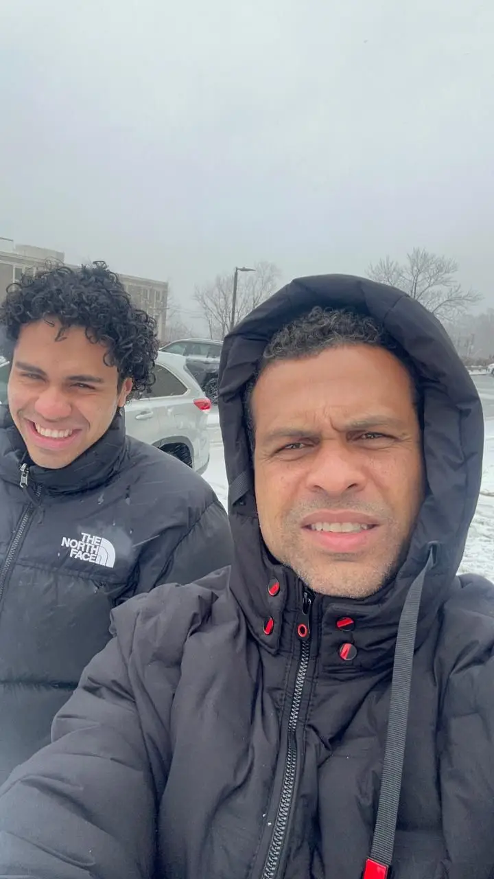 O avançado jogou nos San José Earthquakes, dos EUA. Na foto, o jogador com o filho