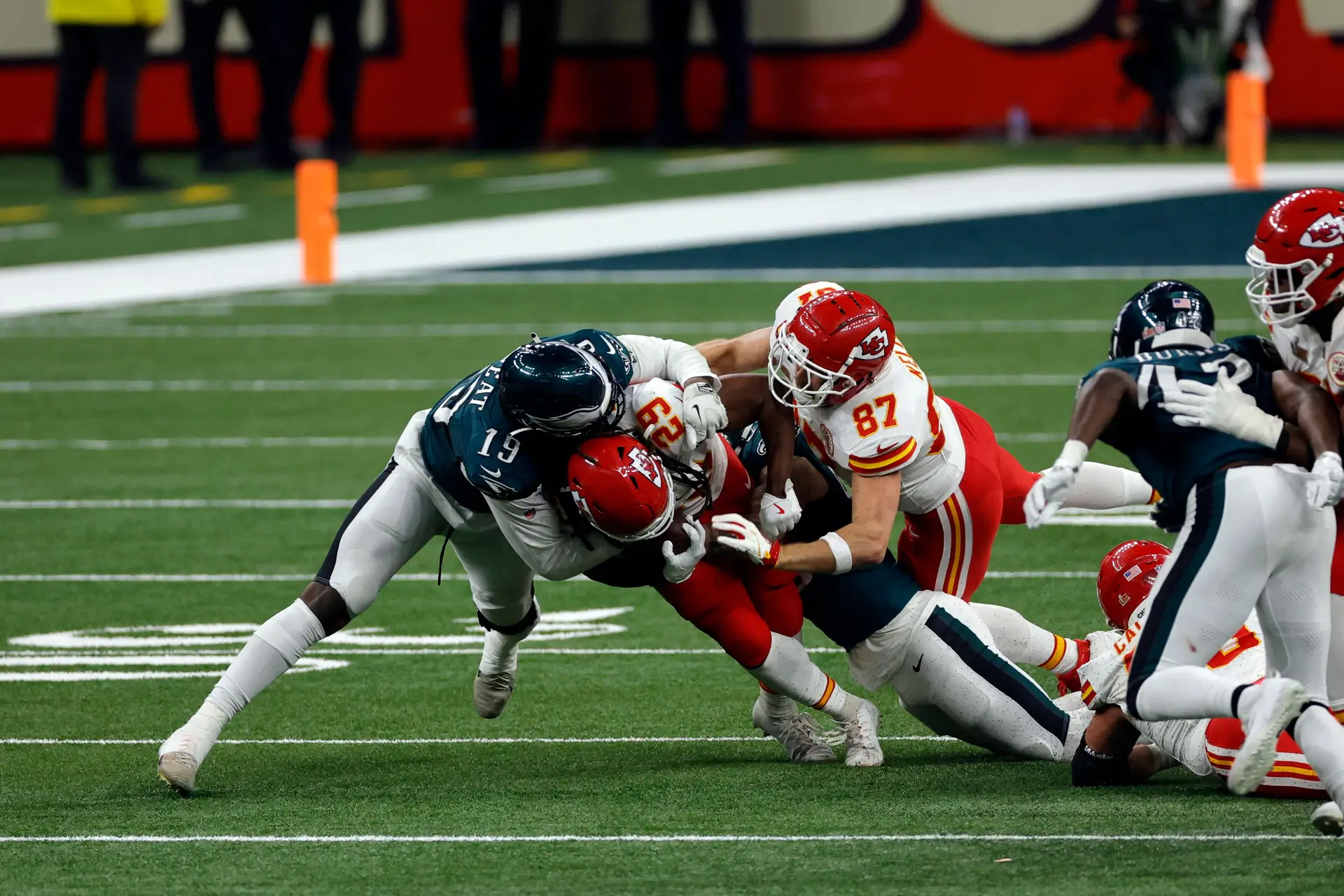 Super Bowl LIX. A defesa dos Philadelphia Eagles foi muito maior que o talento de Patrick Mahomes, que esbarrou nas portas da história