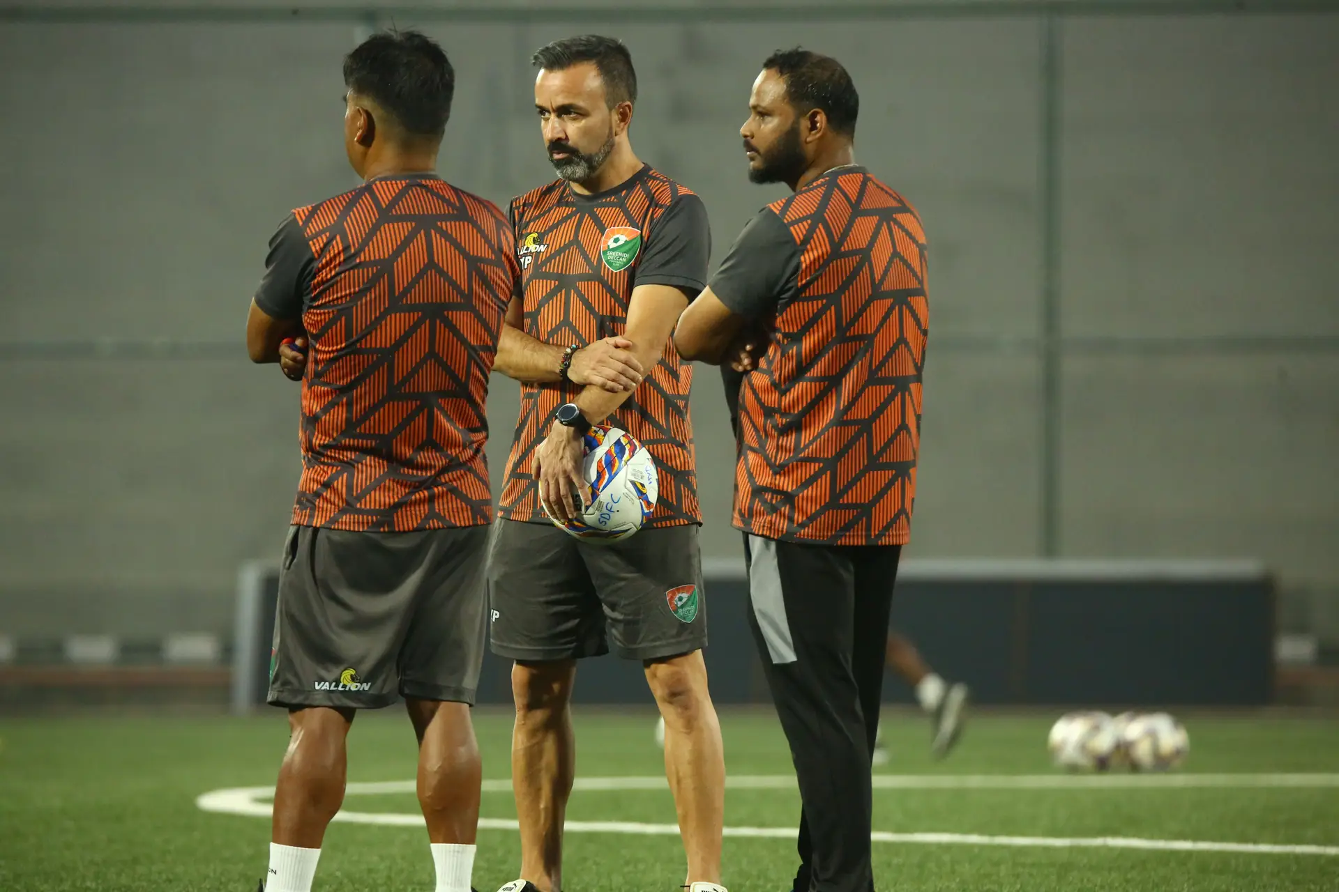 Em 2022/23, Carlos assumiu a liderança do Sreenidi FC, da índia. Na foto com os adjutntos