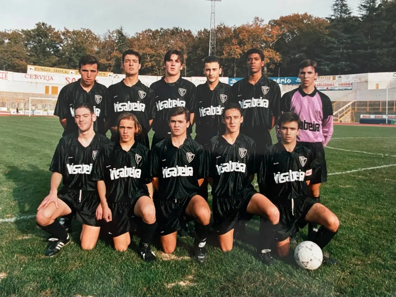 O médio (1.º à direita em baixo) com a sua equipa de juniores do Académico de Viseu