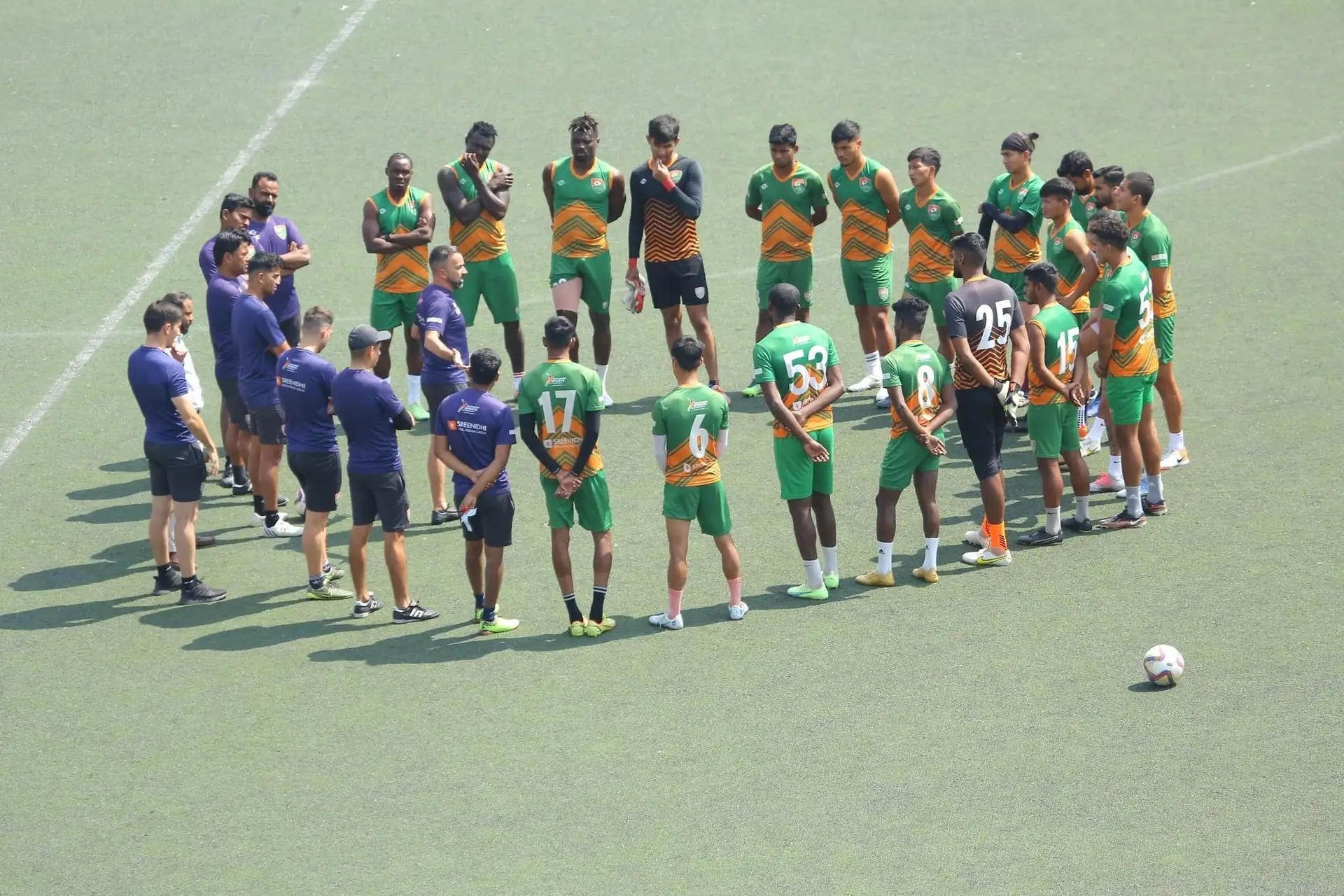 O técnico português a dar um palestra à sua equipa da Índia, no relvado
