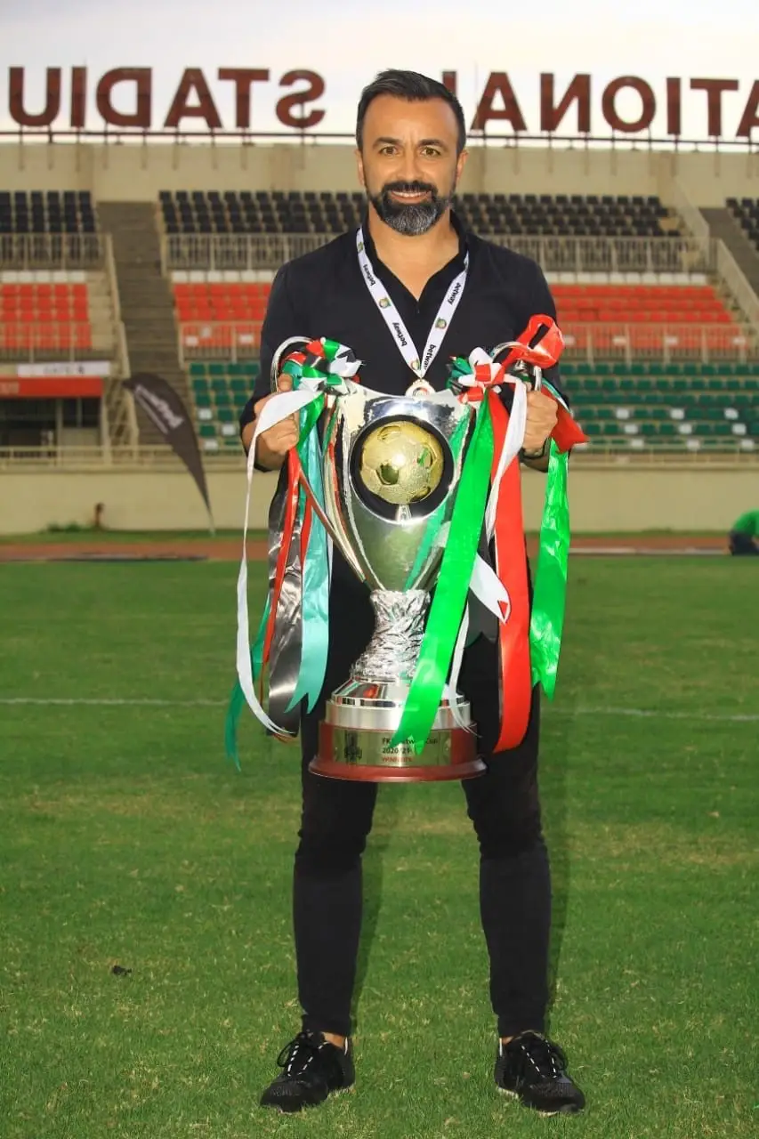 O treinador português com a Taça do Quénia