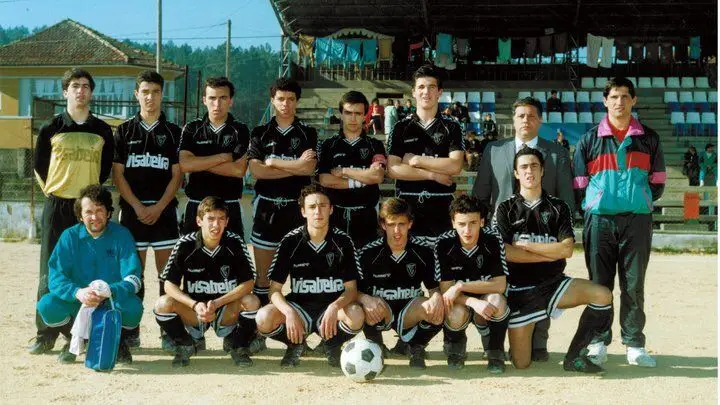 Carlos (5.º atrás a partir da esquerda) foi capitão da sua primeira equipa no Académico de Viseu