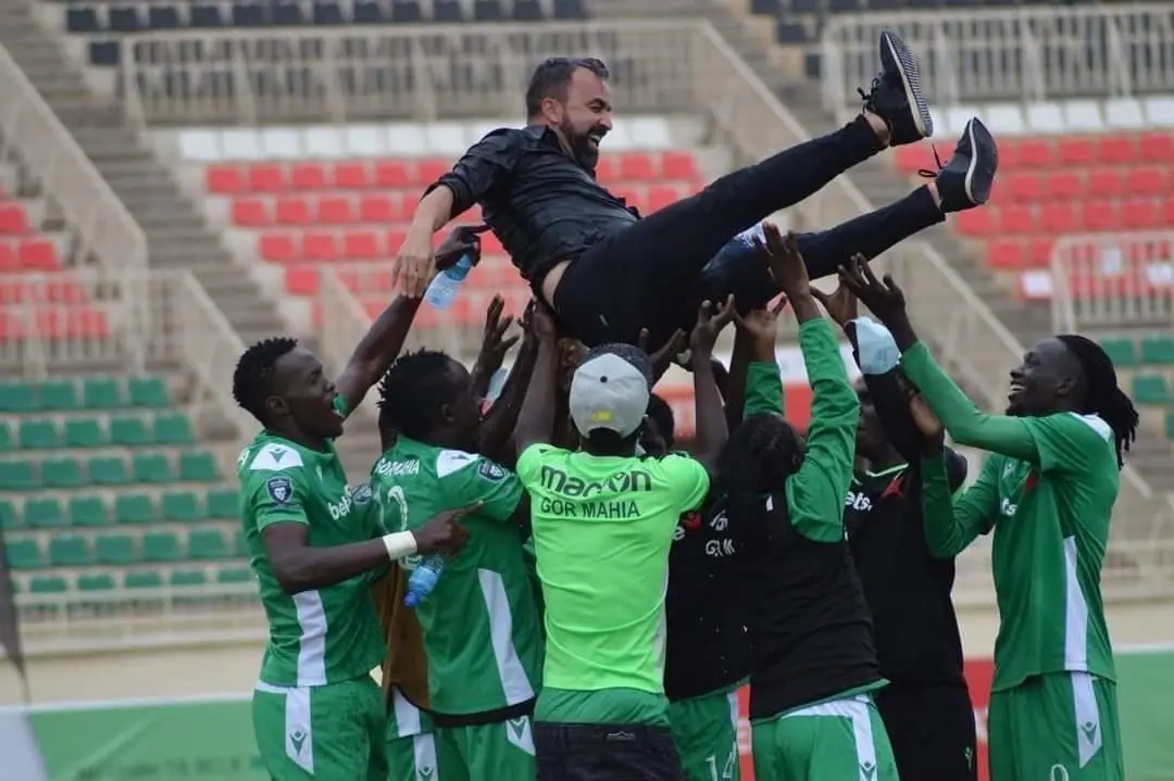 Carlos atirado ao ar por alguns dos seus jogadores do Gor Mahia, após vencerem a Taça