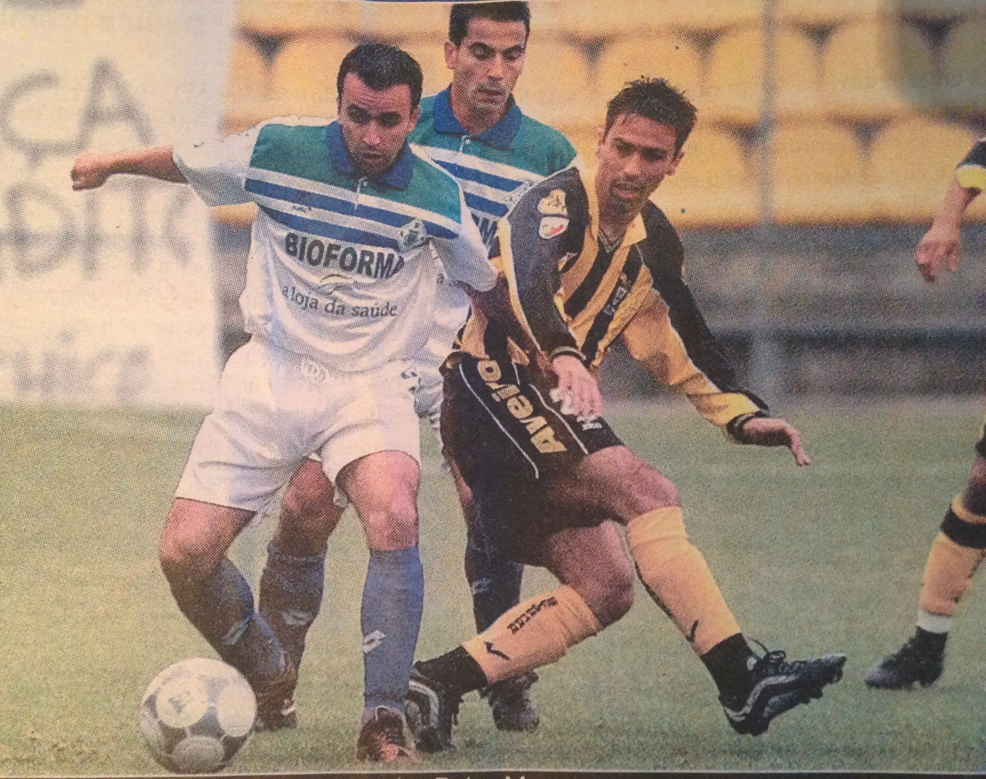 Apesar de já dar aulas como professor de Educação Física, Carlos continuou a jogar futebol. Aqui, enquanto jogador do Machico (à esquerda), na Madeira 