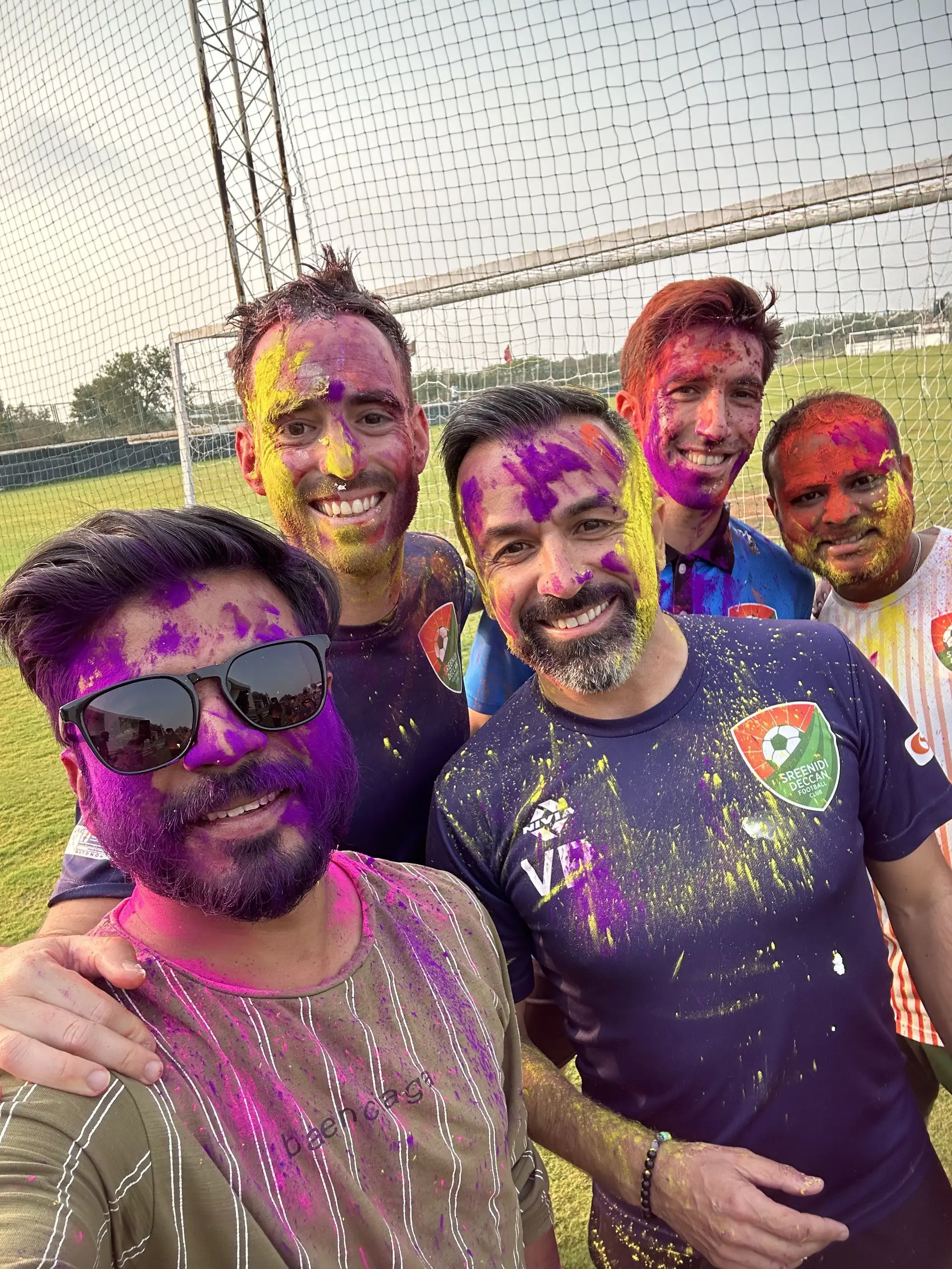 Carlos (à direita) com elementos do seu staff no Festival das Cores, na Índia