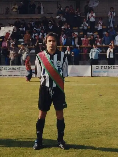 O médio foi campeão da III Divisão, no Penalva do Castelo, em 2003/04 