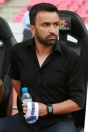 Em 2012, Carlos foi para o Recreativo da Caála, em Angola