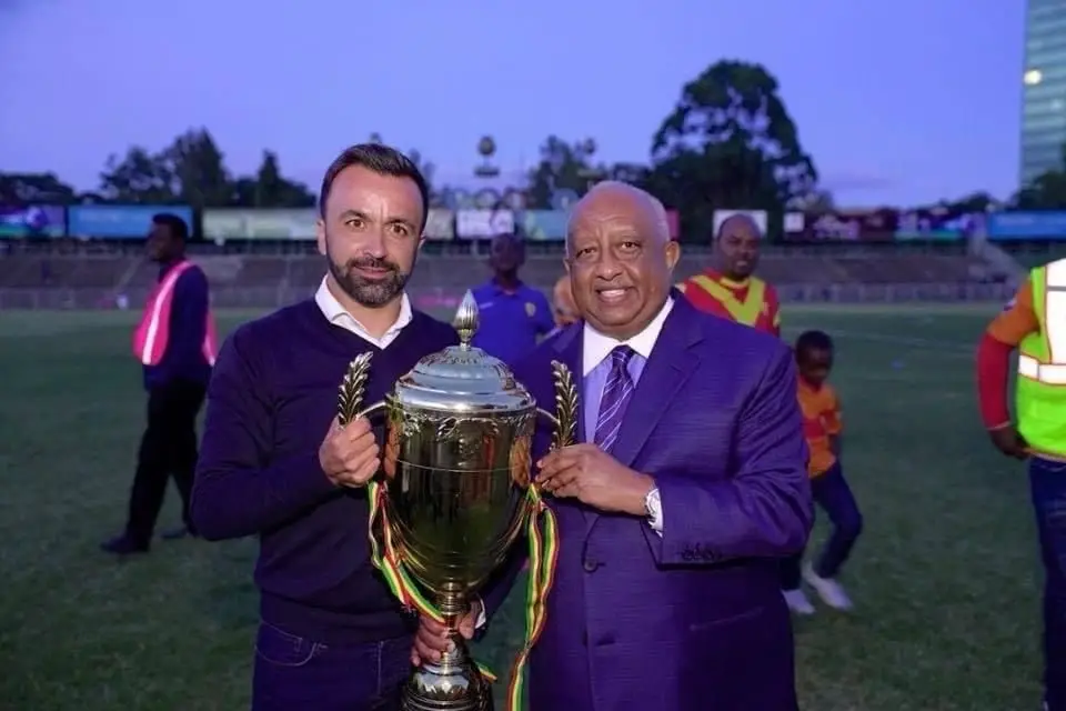 Carlos ganhou a Supertaça no St. George da Etiópia. Na foto com o troféu e o presidente do clube, Abinet