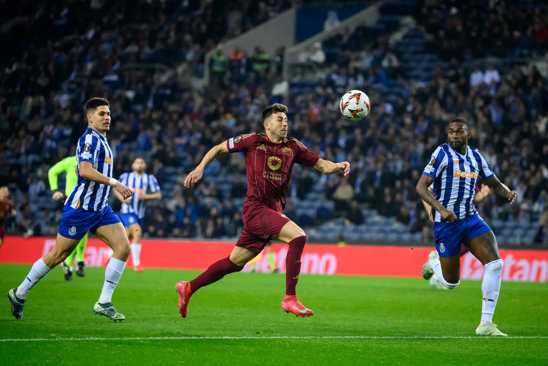 Nesta noite no Coliseu, os lúcidos foram atirados às feras (a crónica do FC Porto-AS Roma)