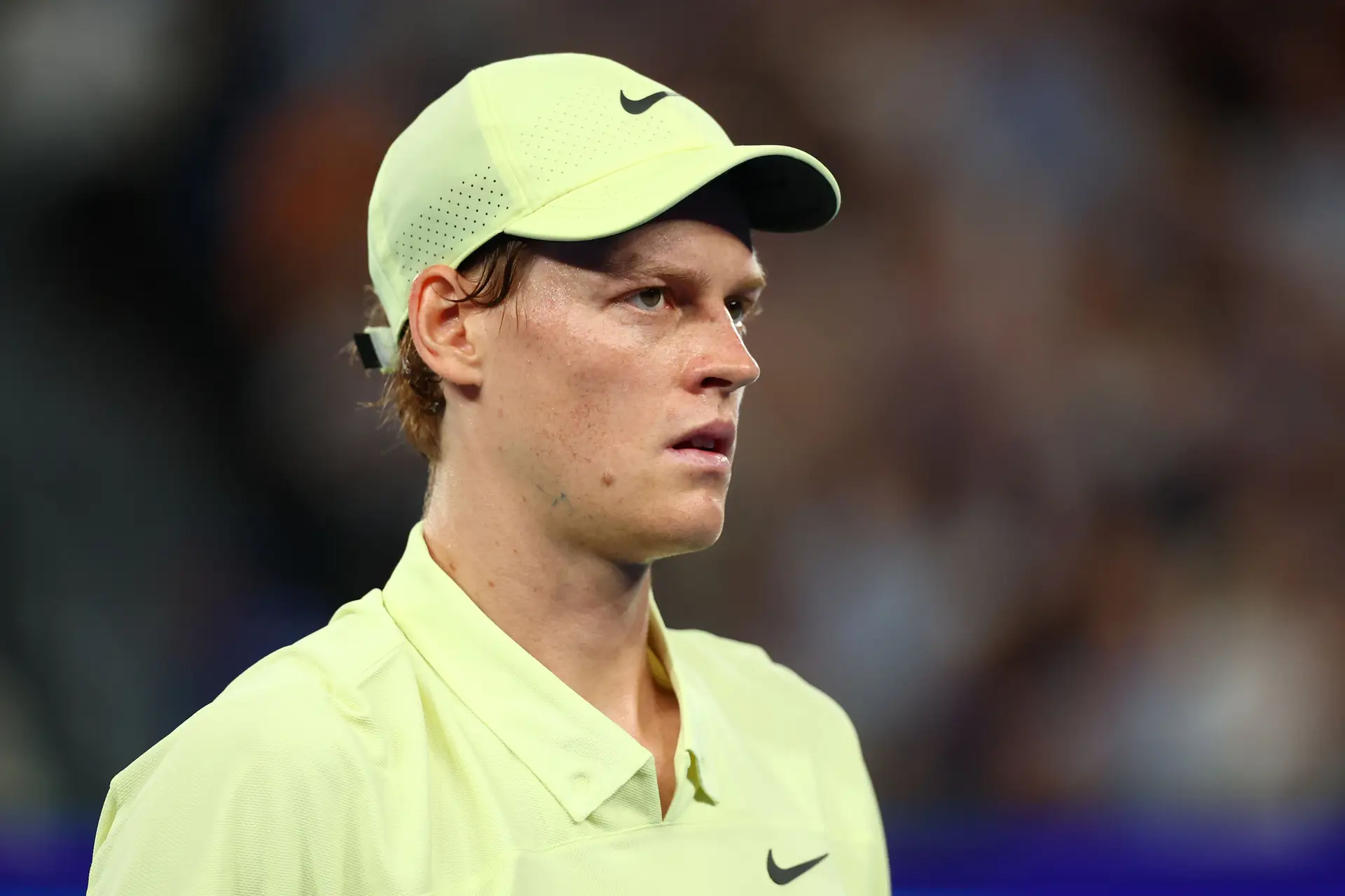 Jannik Sinner “não tentou fazer batota”, mas foi suspenso por três meses devido à “negligência da comitiva” em caso de doping