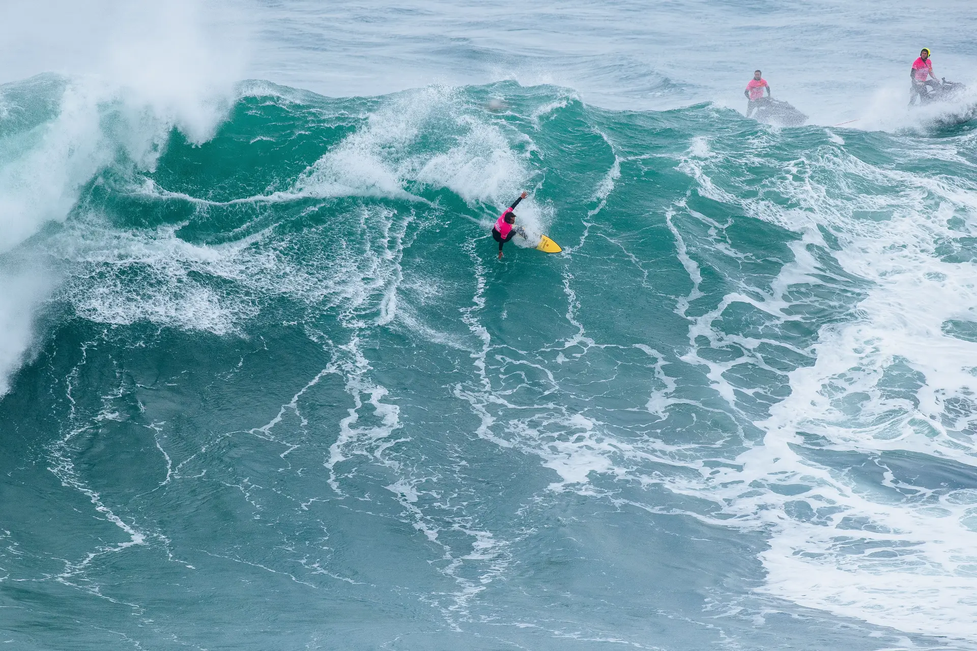 Pela segunda vez na carreira, Nicolau Von Rupp reinou nas ondas gigantes da Nazaré (que ‘só’ chegaram aos 12 metros)