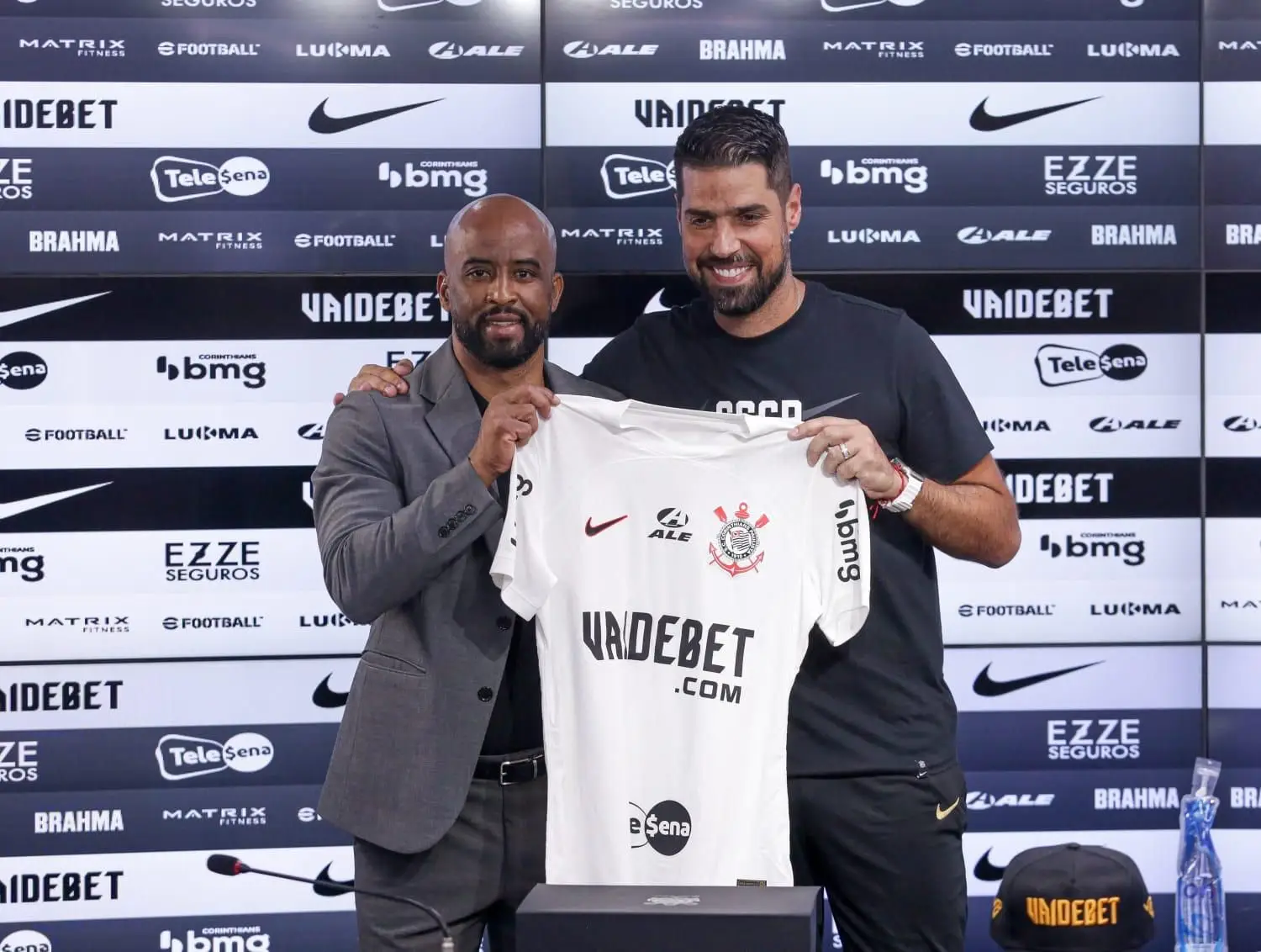 Fabinho Soldado, diretor do Cortinthians e António, quando este assinou pelo clube brasileiro, em 2024