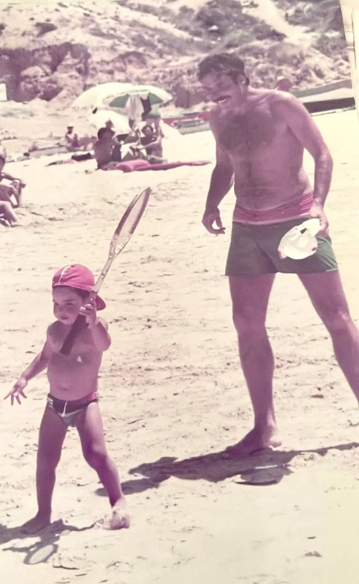 António de raquete na mão, com o pai, Toni, na praia