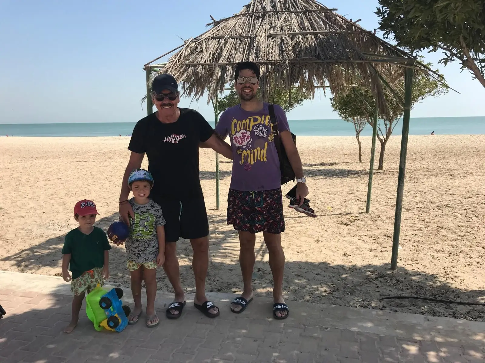 Os filhos mais novos de António com o avô Toni e o pai 