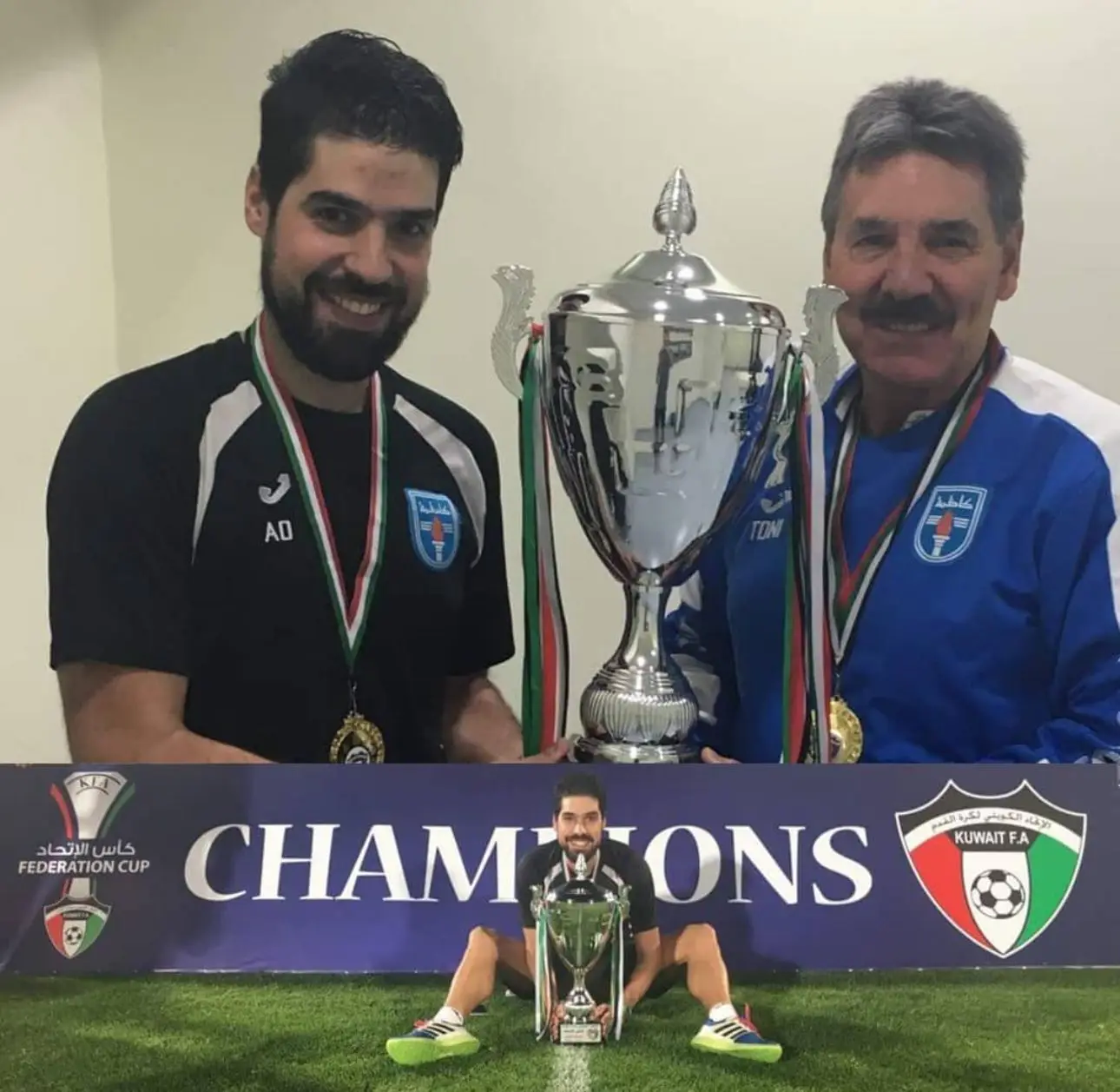 Pai e filho com a Taça do Kuwait que conquistaram em 2017/18