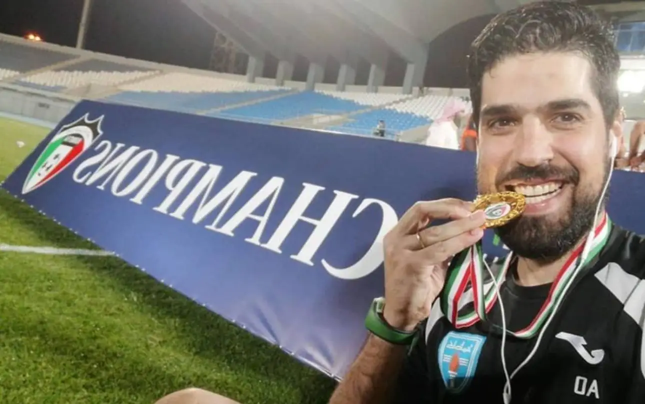 A saborear a medalha após a conquista da Taça do Kuwait 
