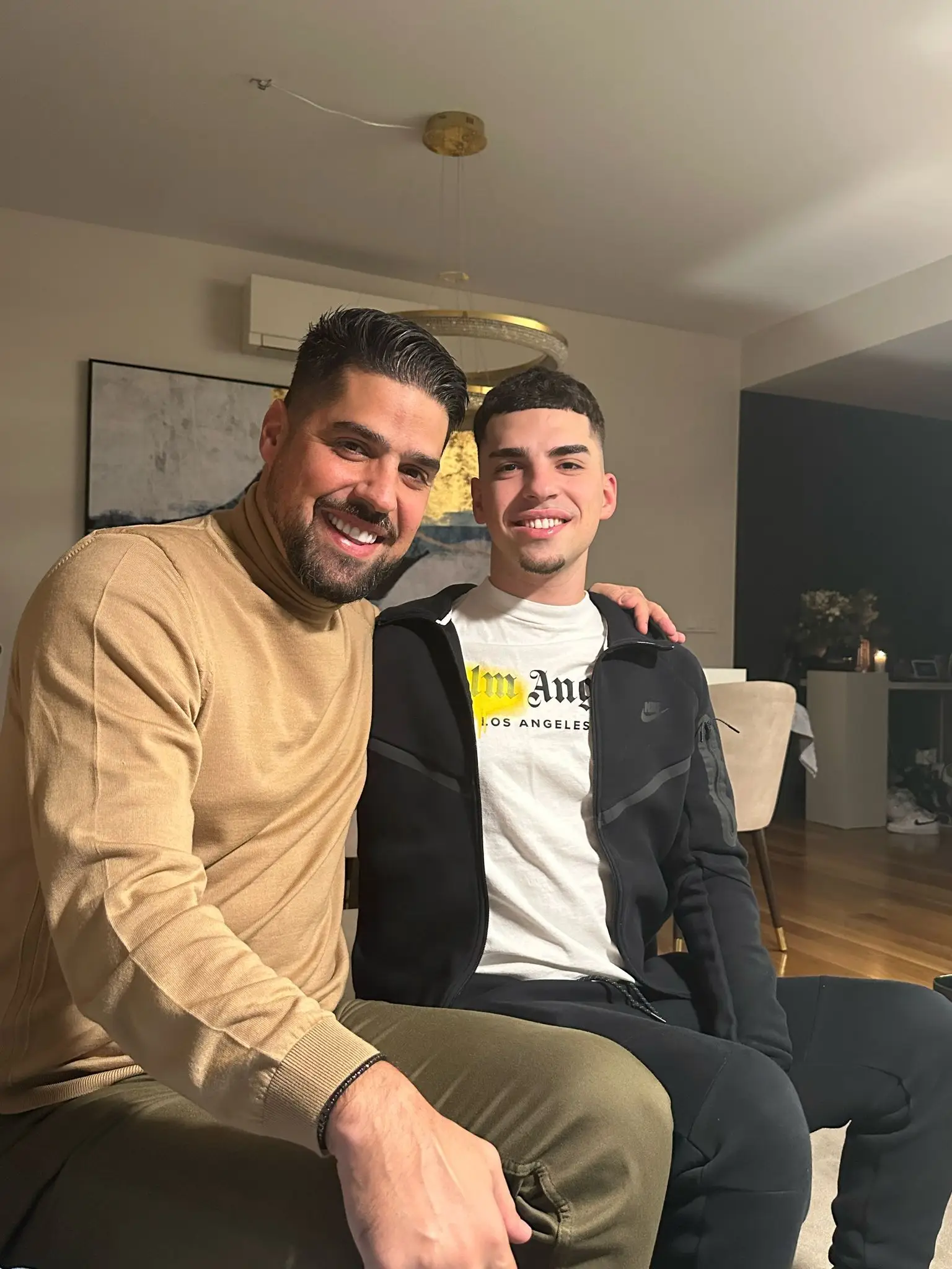 António Oliveira foi pai pela primeira vez aos 19 anos. Na fotocom o filho mais velho, António Simão.