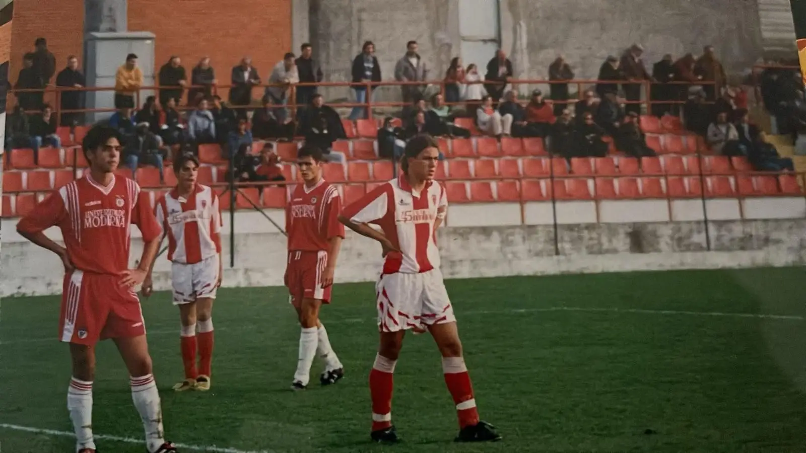 O filho de Toni (à esquerda) durante um jogo pelos juniores do Benfica
