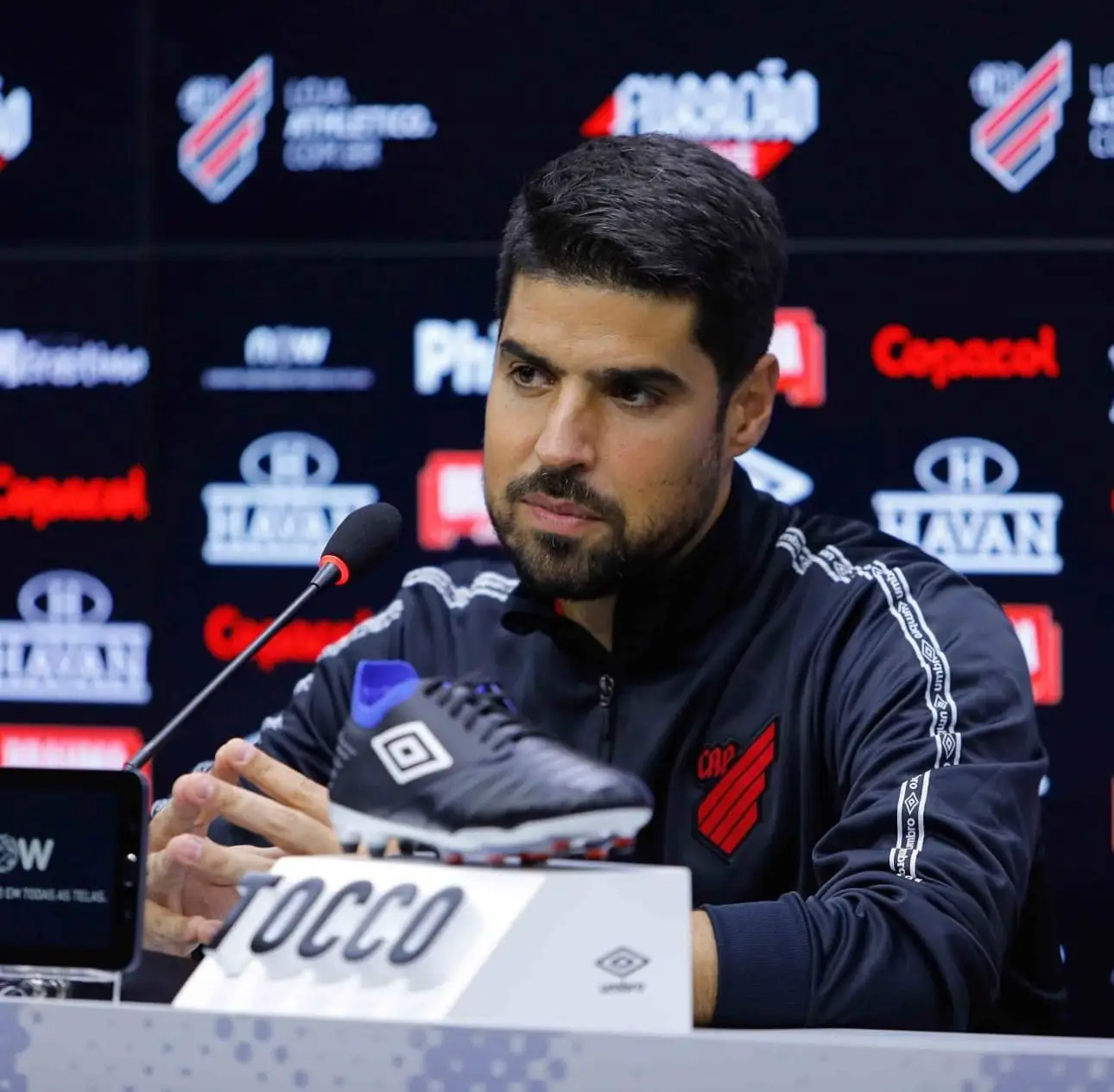 Ainda em 2020, António Oliveira torna-se treinador do Athletico Paranaense, do Brasil