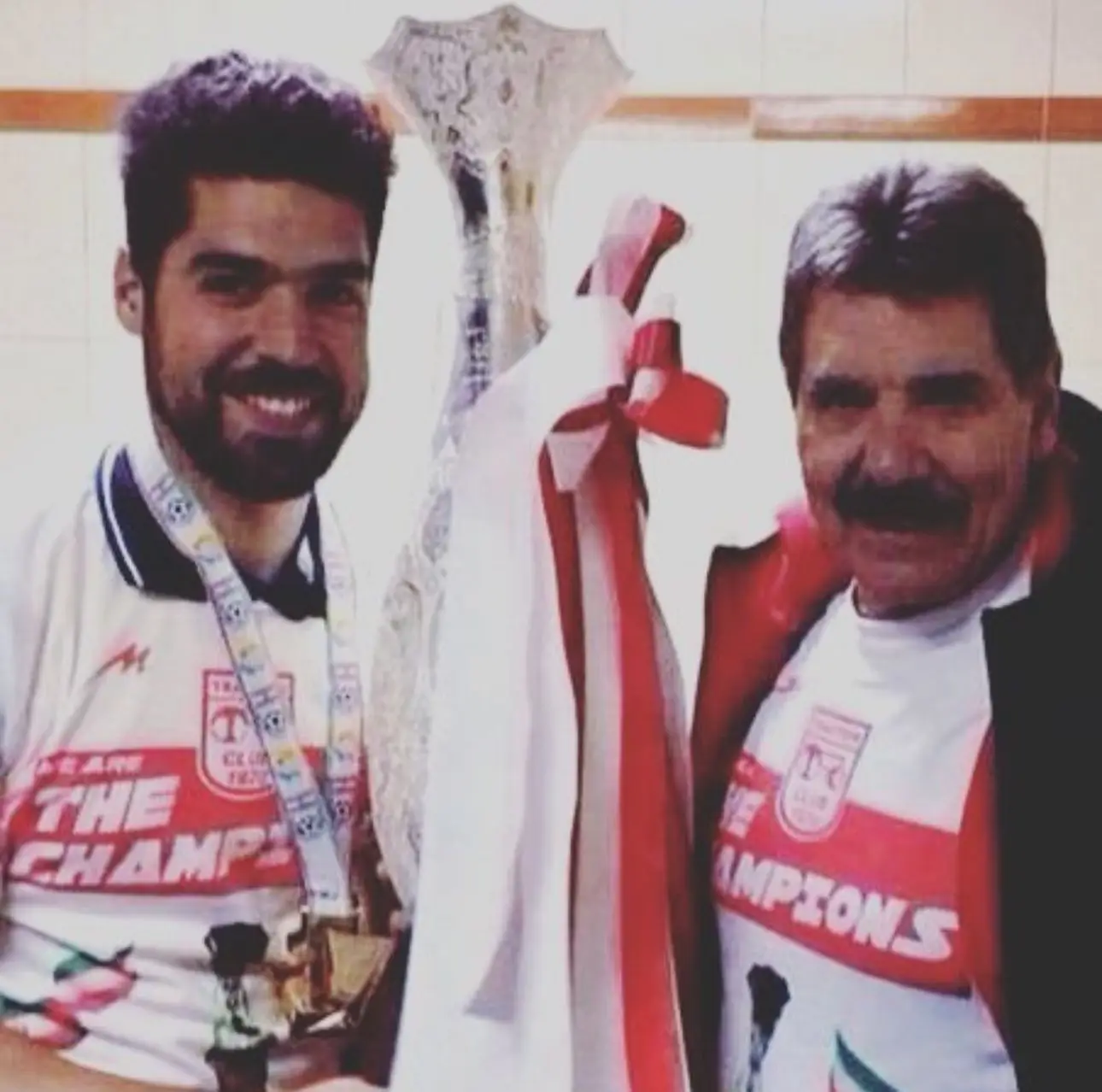 Filho e pai com a Taça do Irão, conquistada pelo Tractor Club