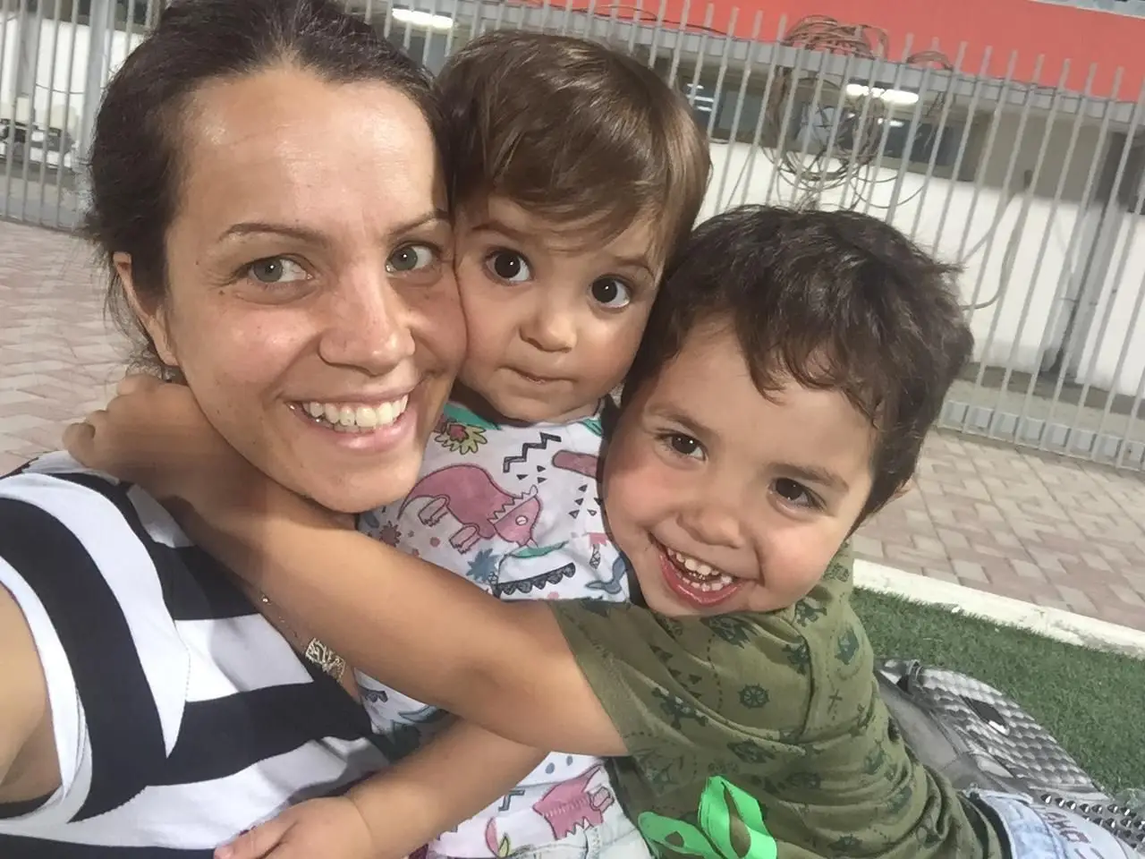 A mulher de António com os dois filhos de ambos, Adrien e Afonso e