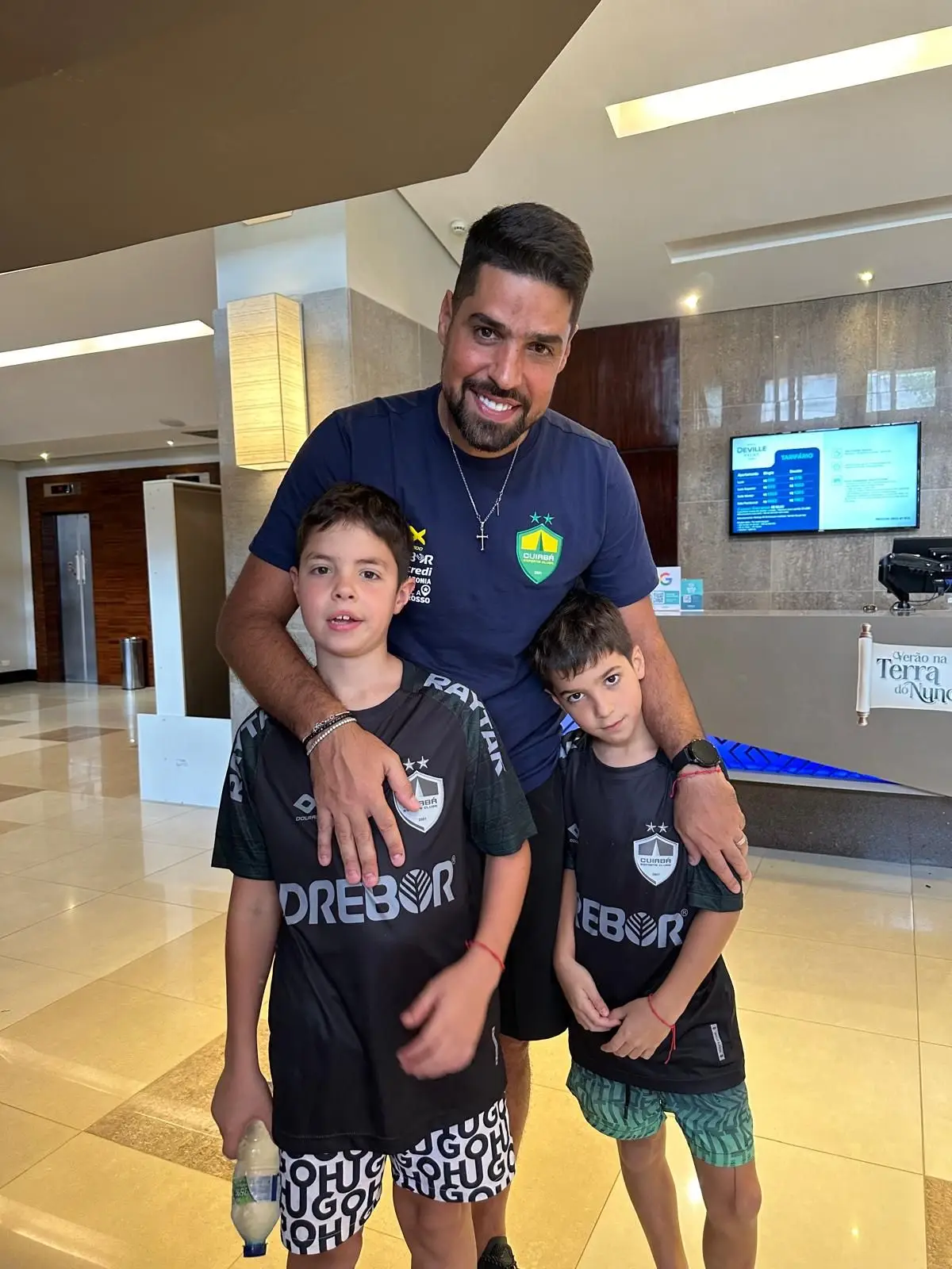 Depois do Coritiba, o técnico regressou ao Cuiabá, ainda em 2023. Na foto com os dois filhos mais novos, Afonso e Adrien