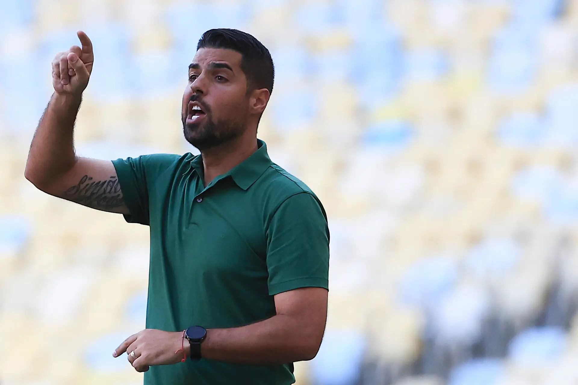 A dar instruções para dento de campo, enquanto treinador do Coritiba