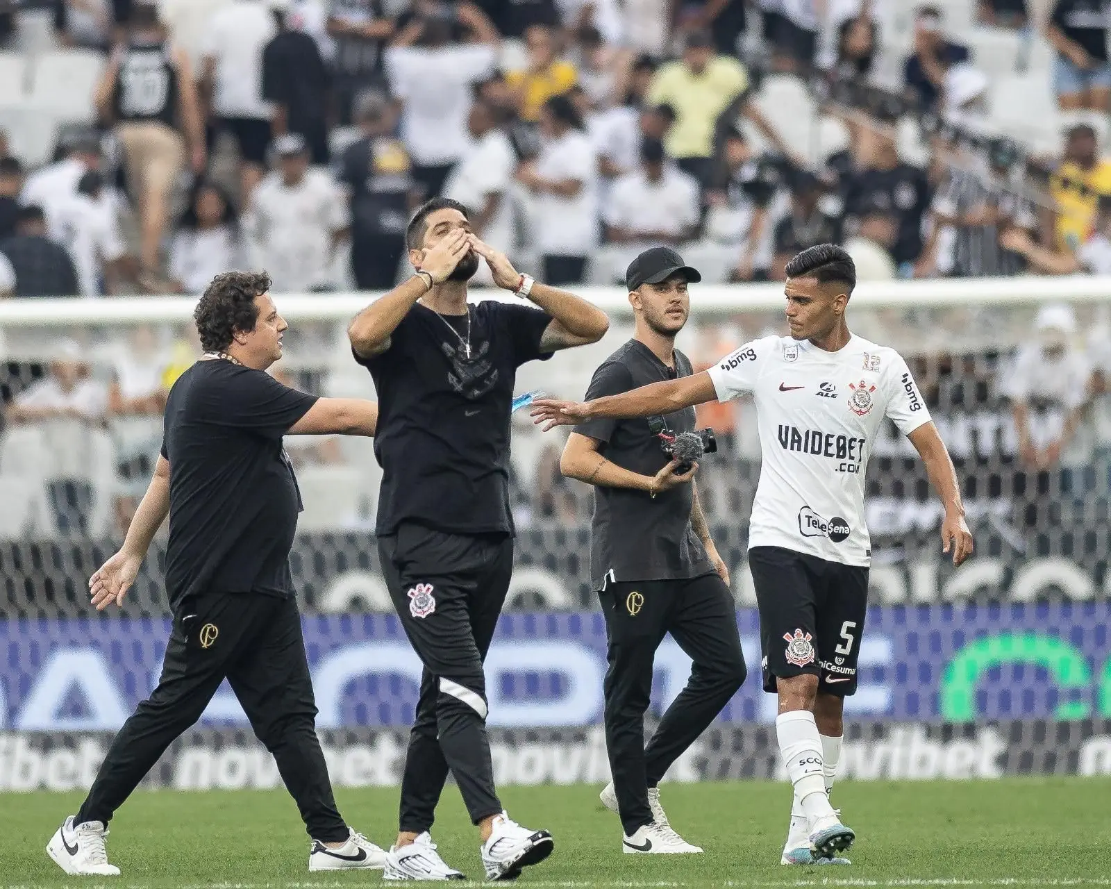 António a agradecer à massa associativa do Corinthians
