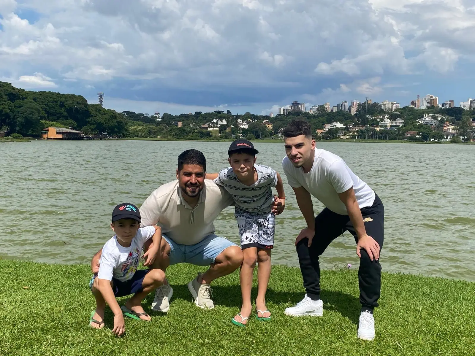 António com os três filhos