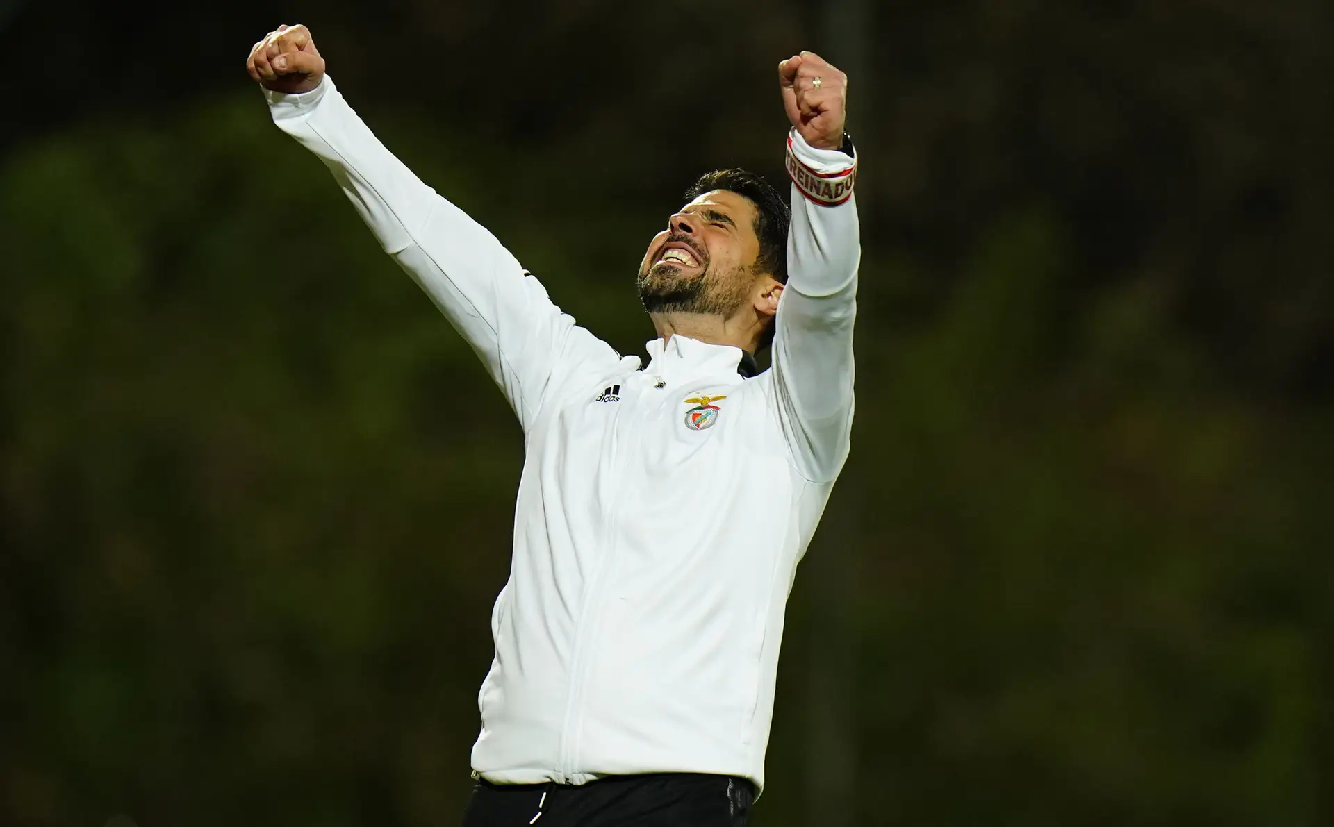 O treinador a festejar um golo da equipa B do Benfica