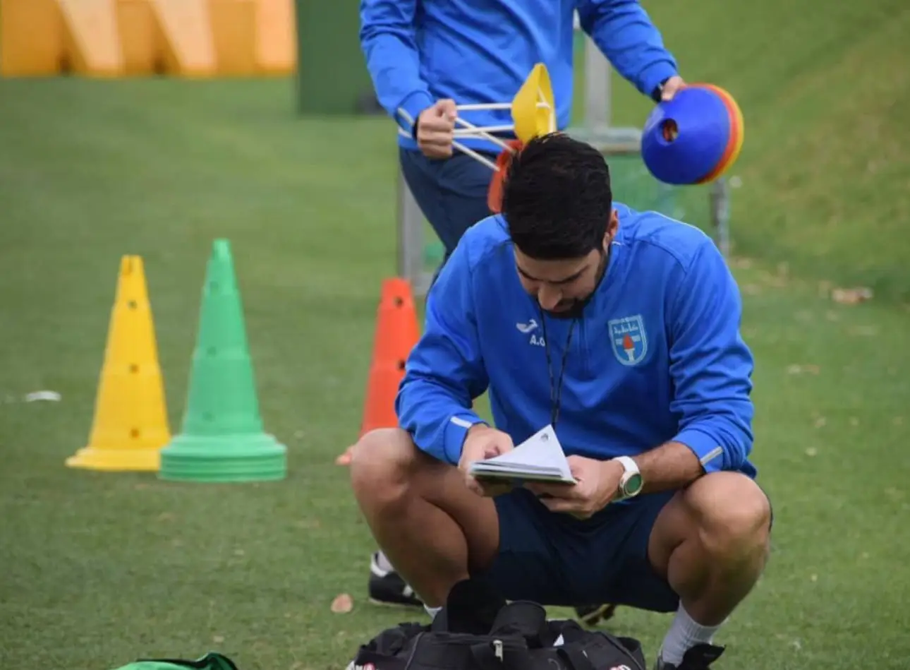 António olha para os apontamentos durante um treino no Kazma