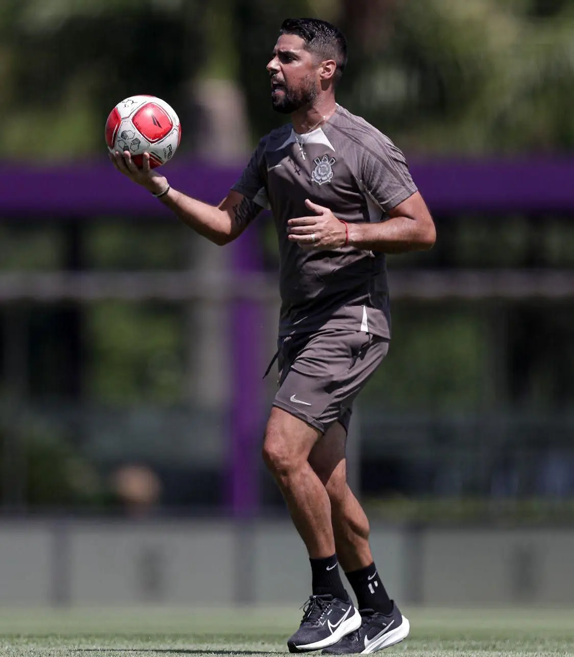 O técnico português durante um treino do Corinthians