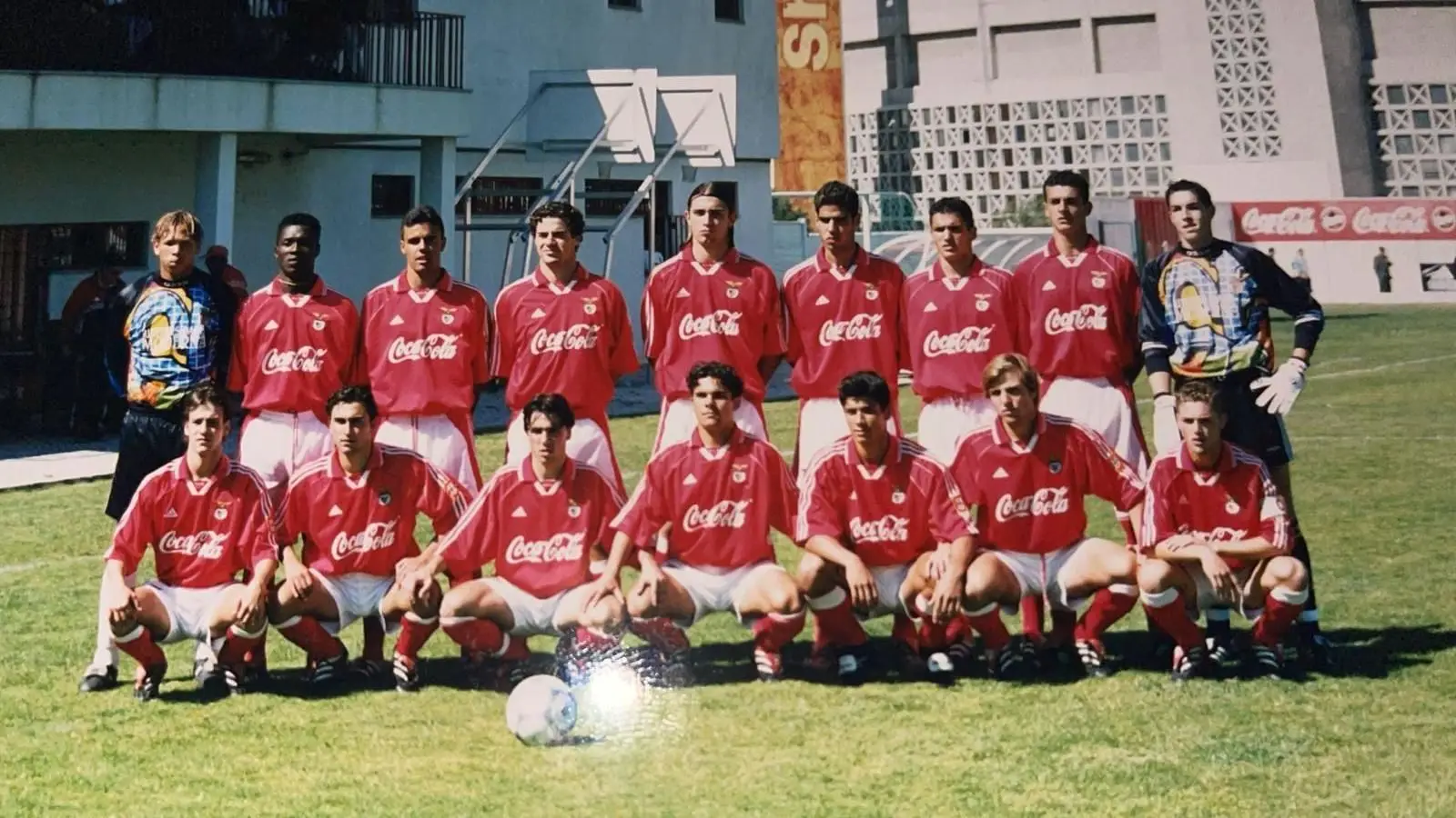 A equipa de juniores em que António Oliveira (5.º atrás a partir da direita) jogou