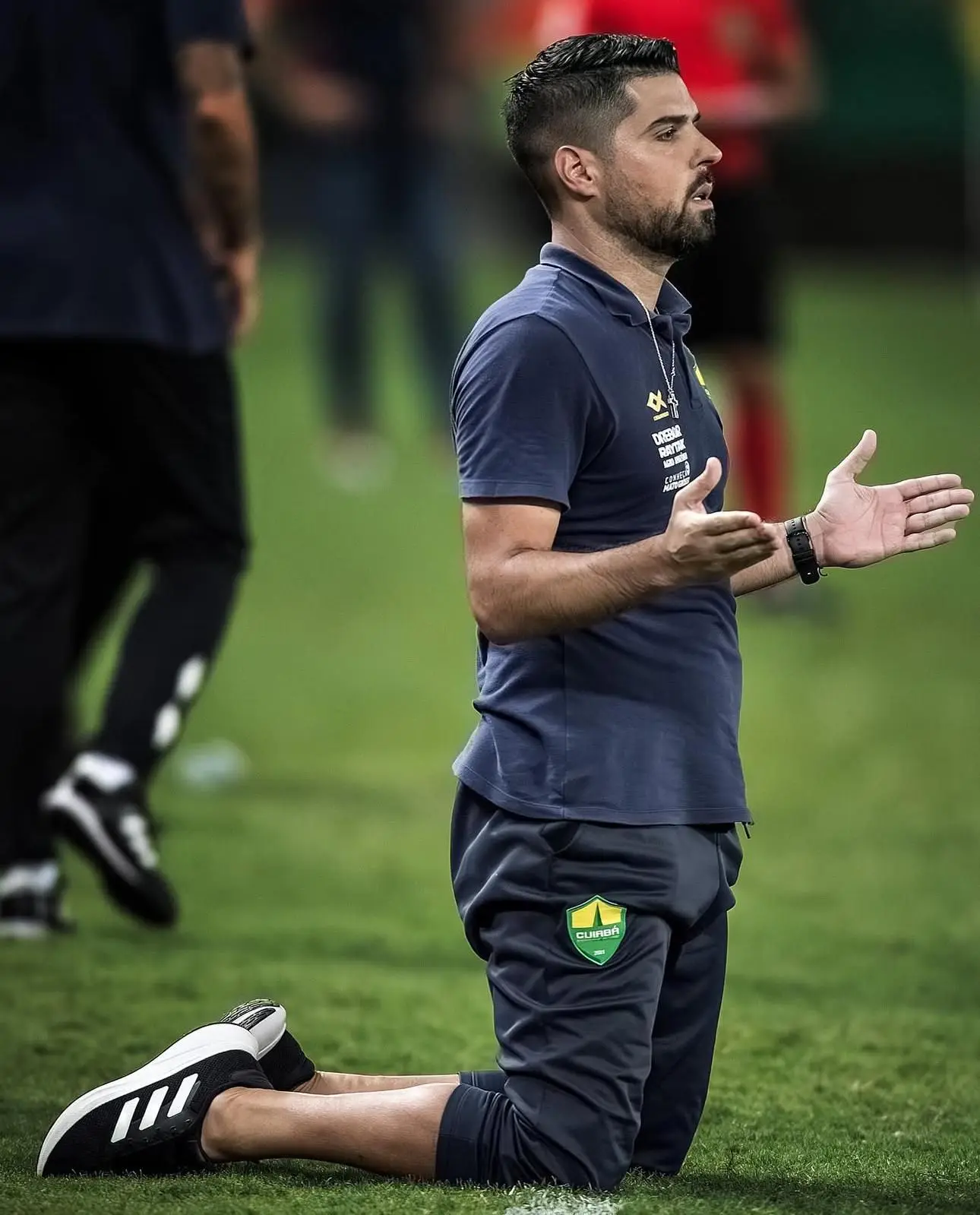 António é católico. Na foto, a rezar após uma vitória do Cuiabá