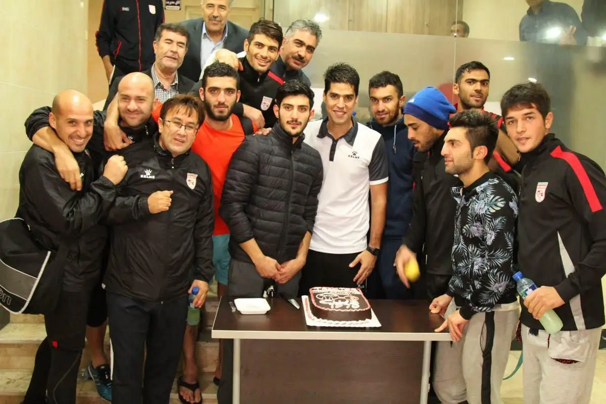 Em 2015, António (ao centro, de polo branco) festejou o aniversário no Irão