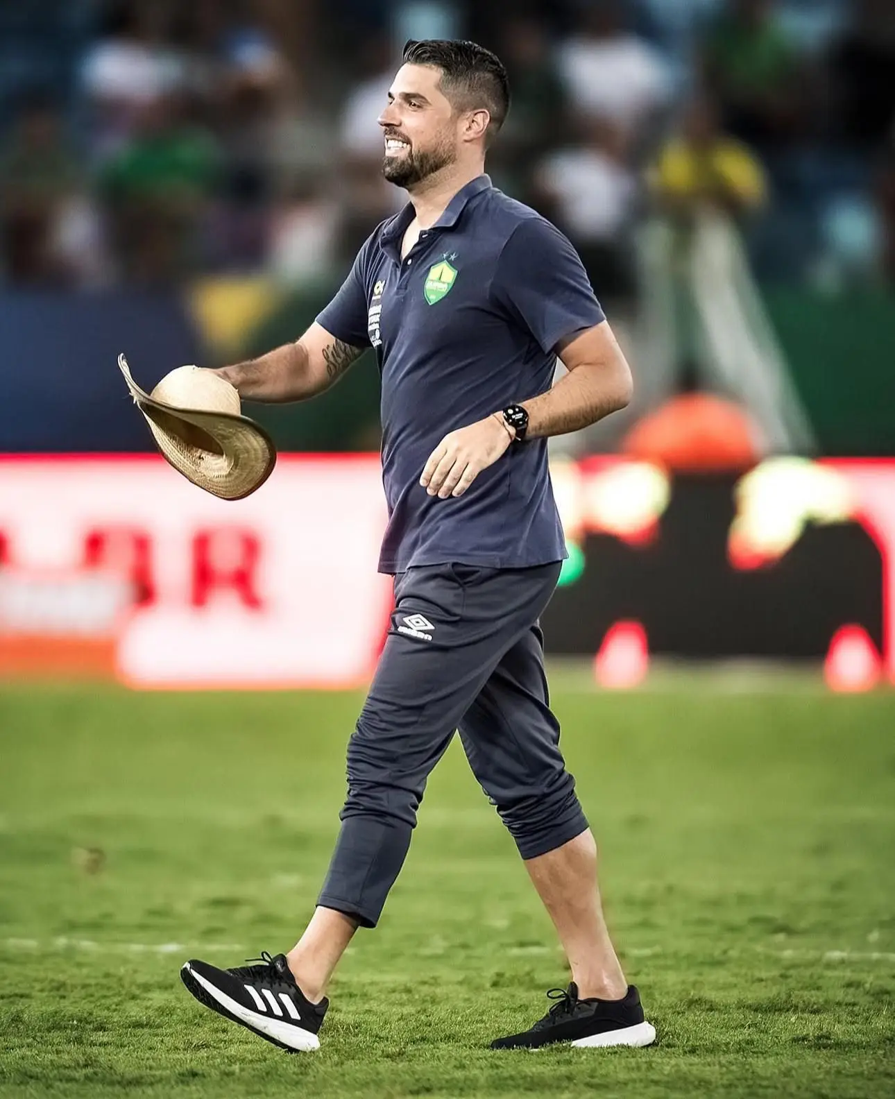 O técnico português durante os festejos de uma vitória do Cuiabá