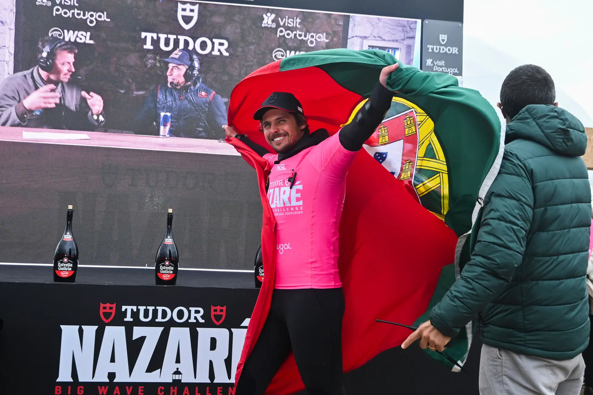 Lá fora, diz Nic von Rupp, “Portugal é falado por duas coisas: Ronaldo e Nazaré”. A Nazaré que voltou a retribuir-lhe toda a dedicação