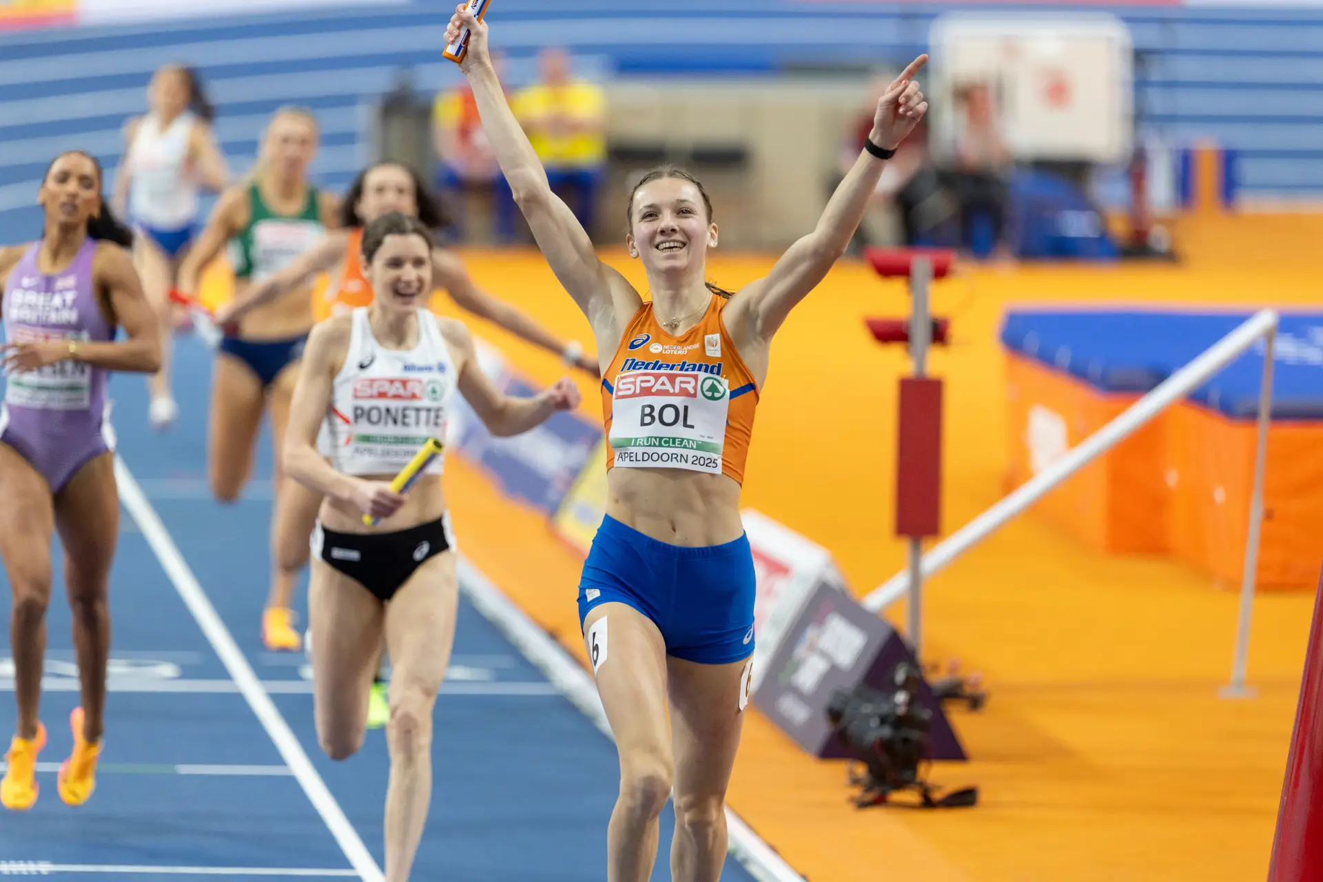 De voluntária a campeã: a viagem de Femke Bol, que mesmo a meio-gás é a primeira estrela dos Europeus de pista coberta