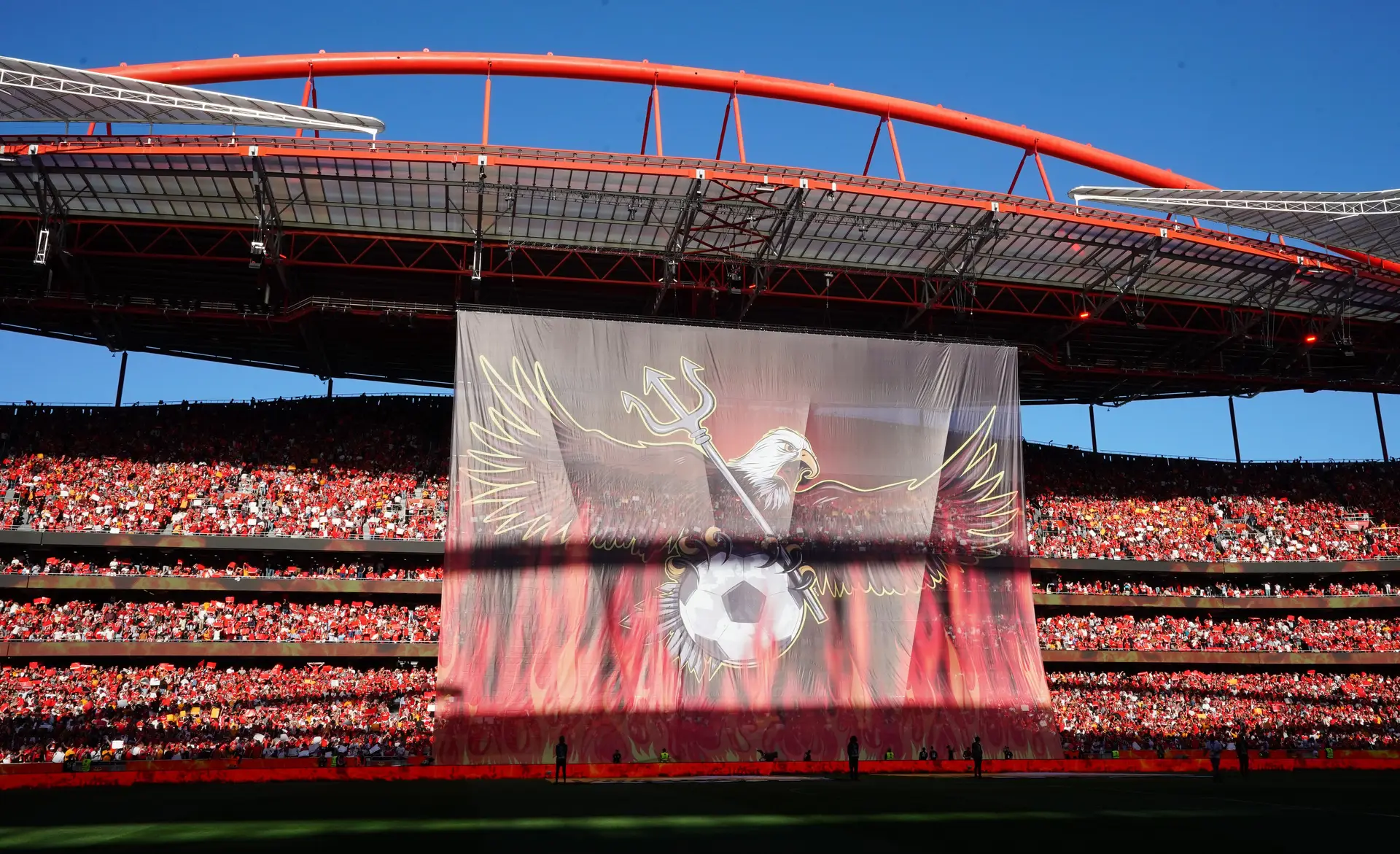 Crónica de uma Assembleia do Benfica debaixo de chuva