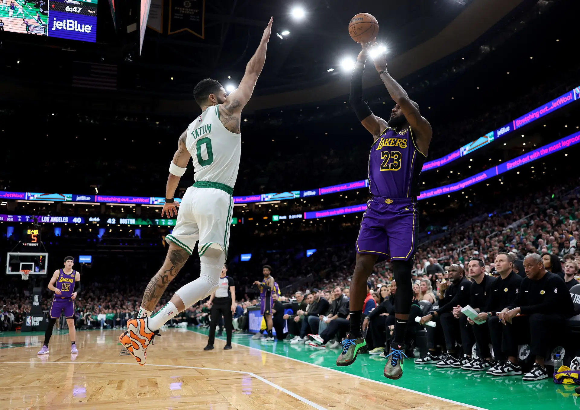 Um jogo na NBA tem fogo, trampolins, lotaria, acrobatas e ainda basquetebol: um dia em Boston para ver Celtics-Lakers comprovou-o